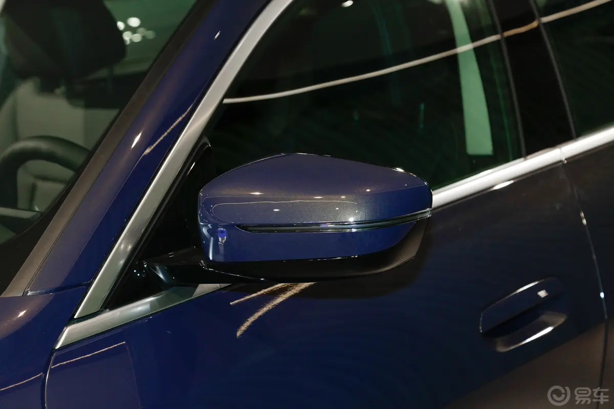 宝马i4eDrive35 星谧紫特别版主驾驶后视镜背面