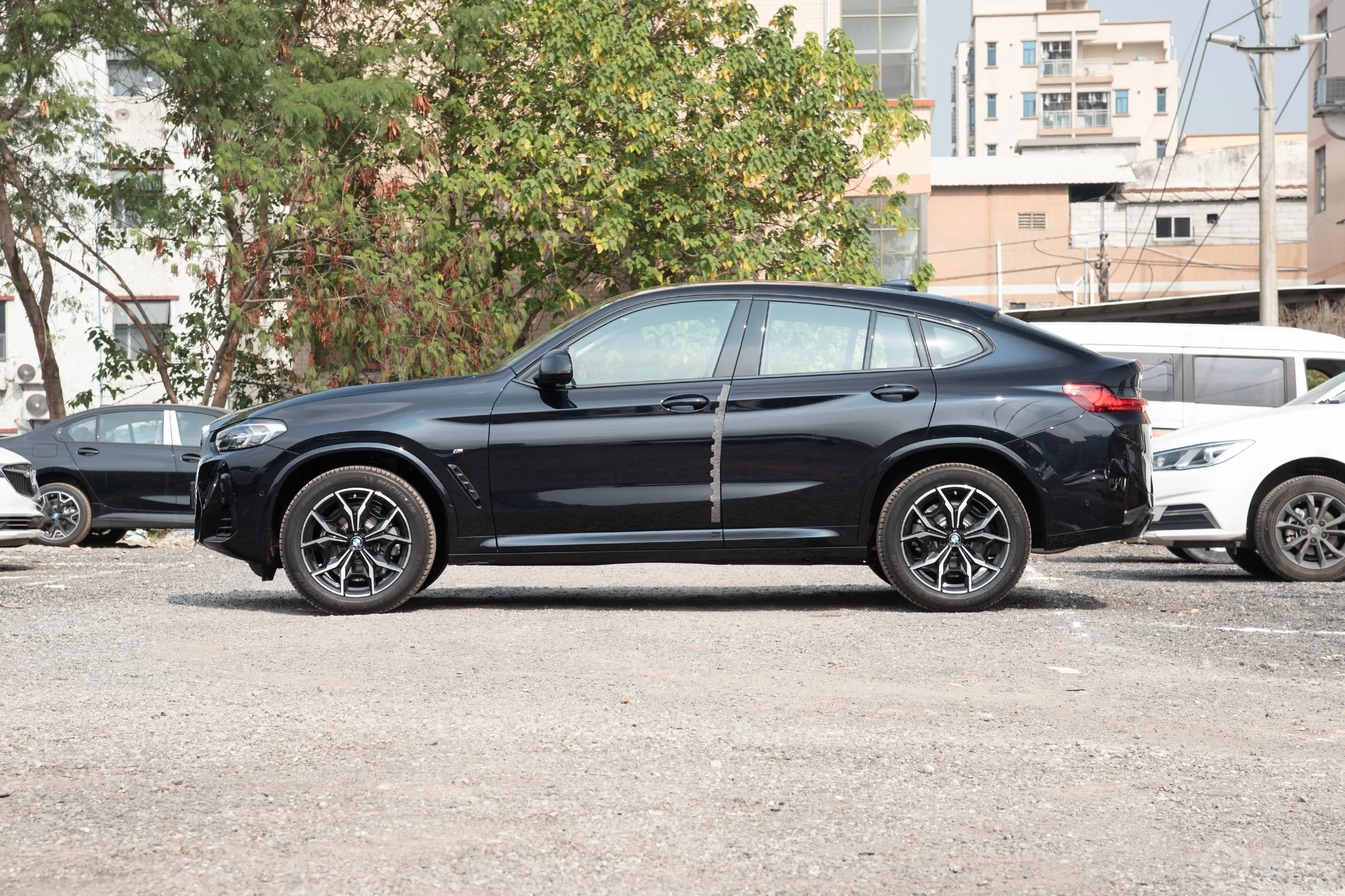 宝马X4xDrive25i M运动套装正侧车头向左水平