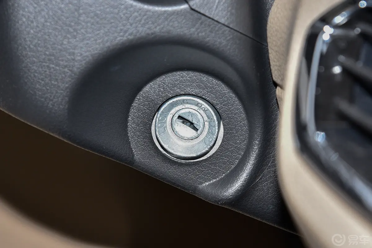 金龙龙耀6S238km 厢式车钥匙孔或一键启动按键