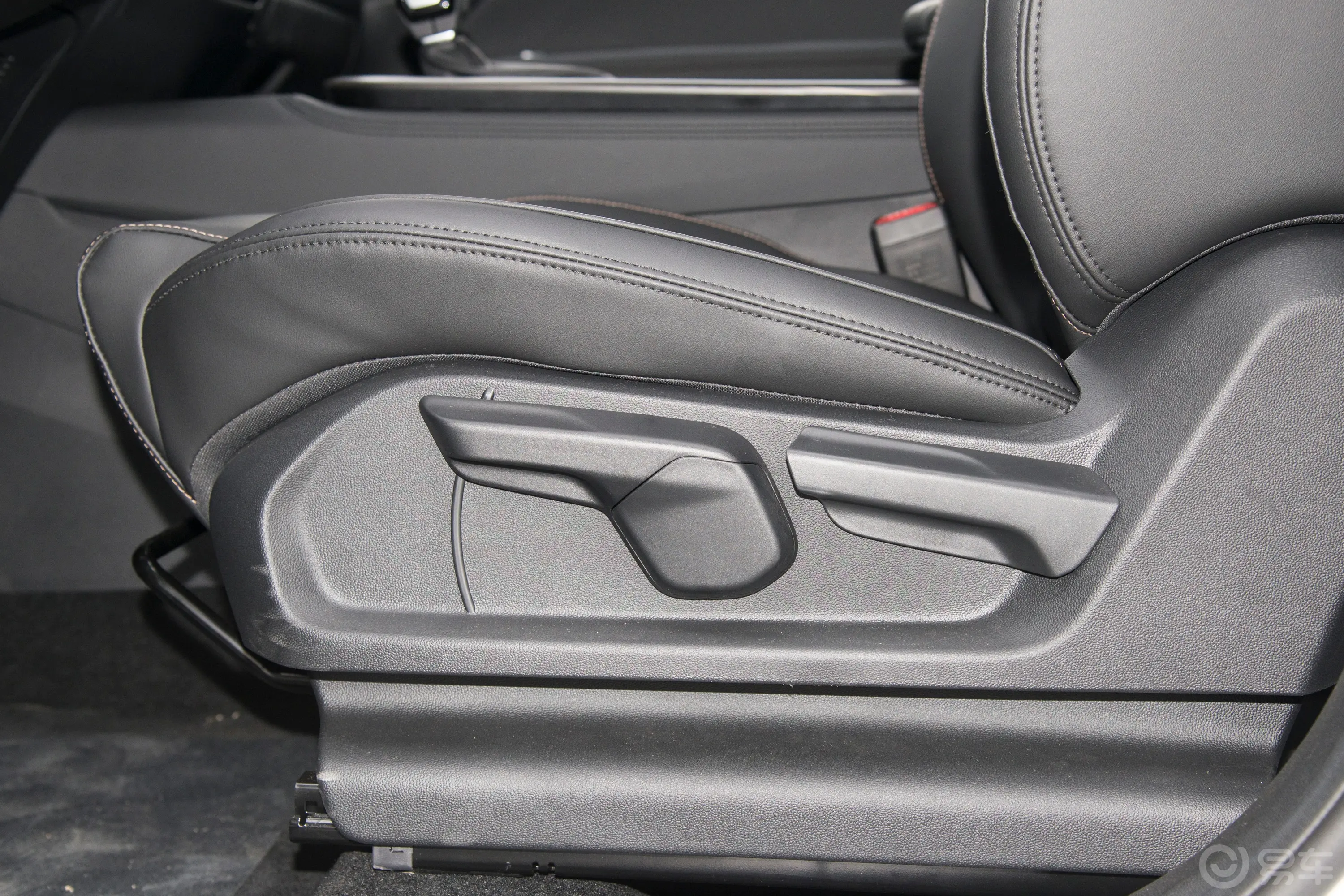 五菱佳辰1.5T CVT智享豪华型主驾座椅调节