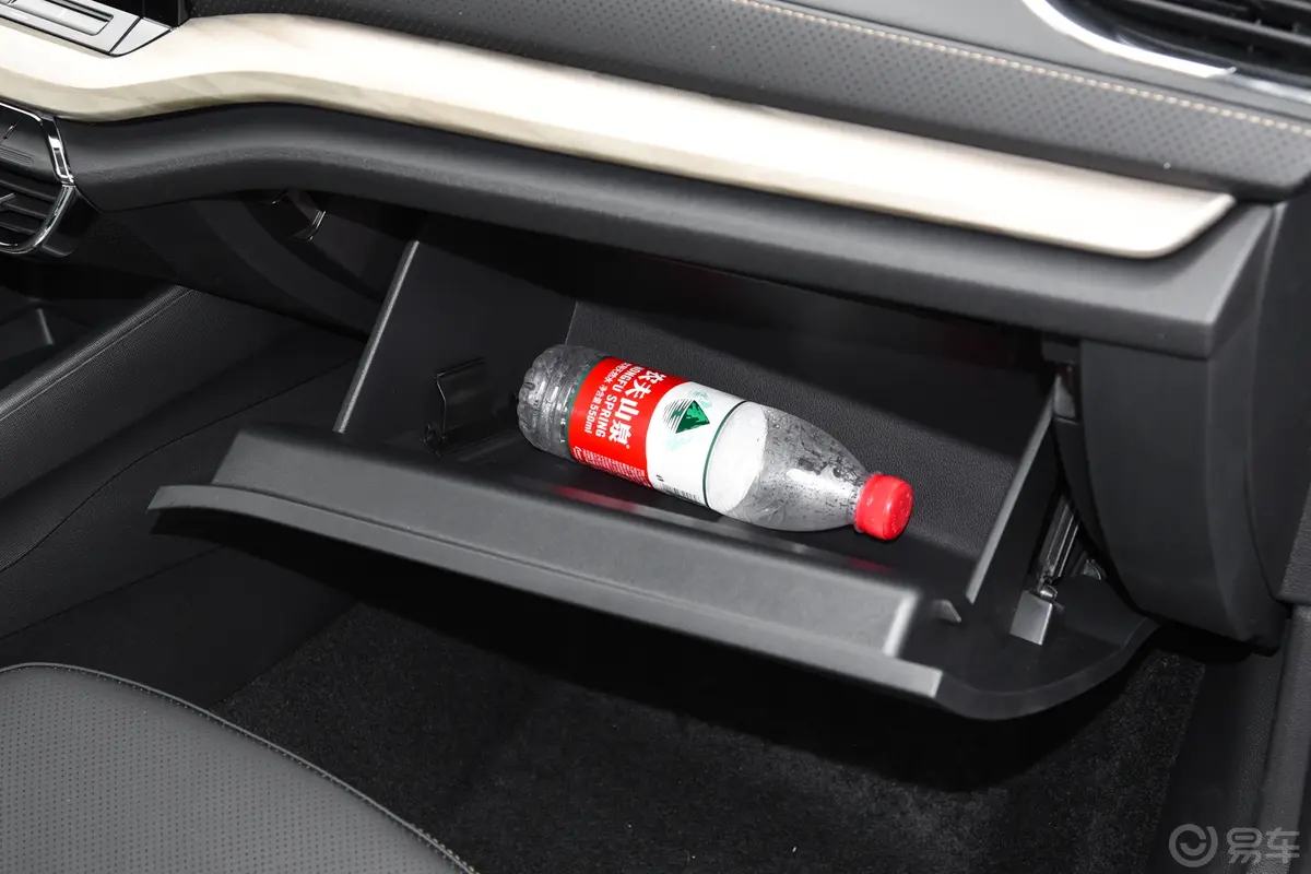 明锐PRO TSI280 奢享版手套箱空间水瓶横置