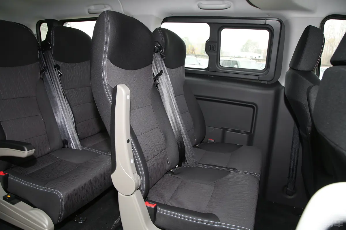瑞风M3PLUS HEV 2.0L 舒适版 9座后排座椅