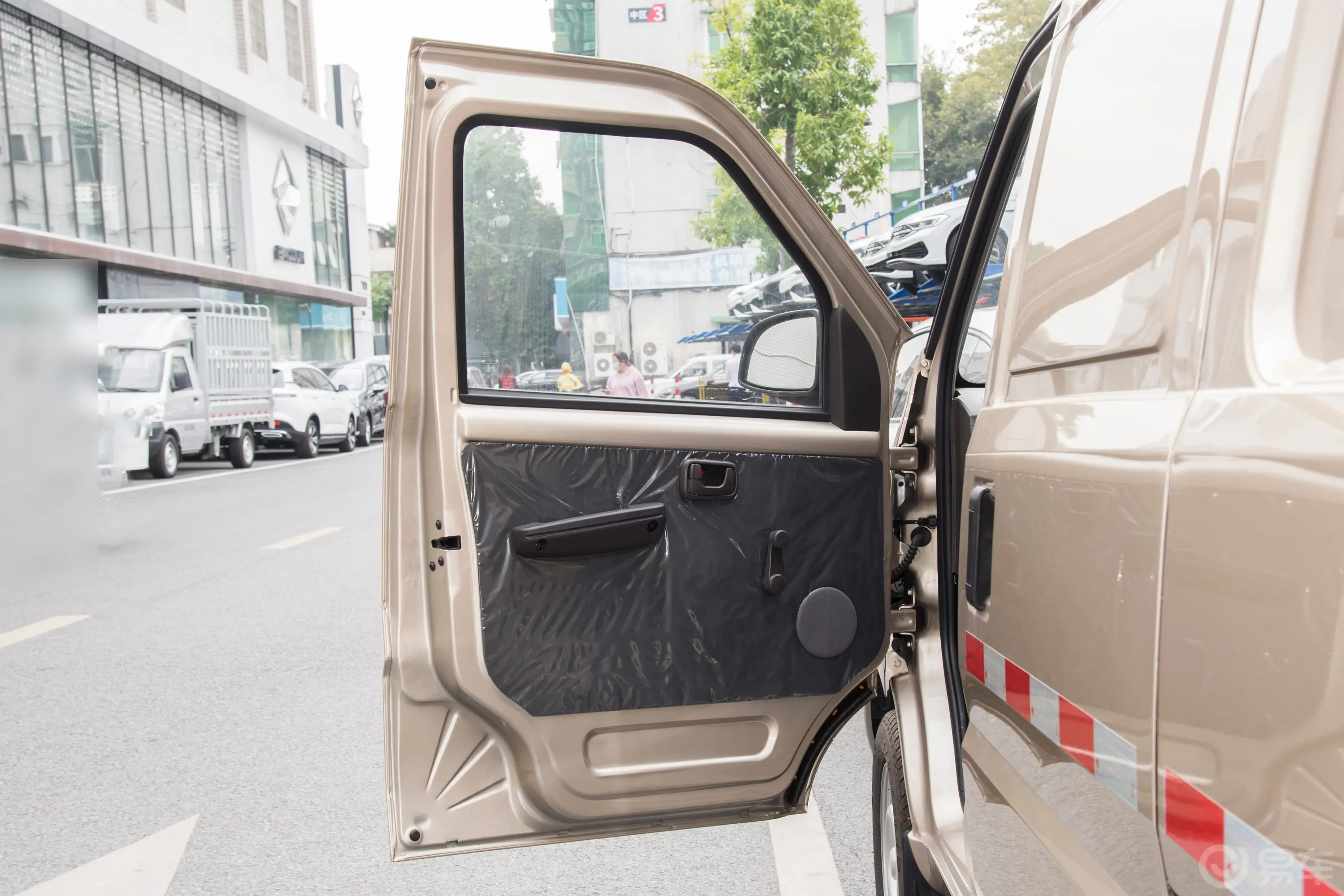 五菱荣光1.5L 手动封窗加长版基本型 2座驾驶员侧前车门