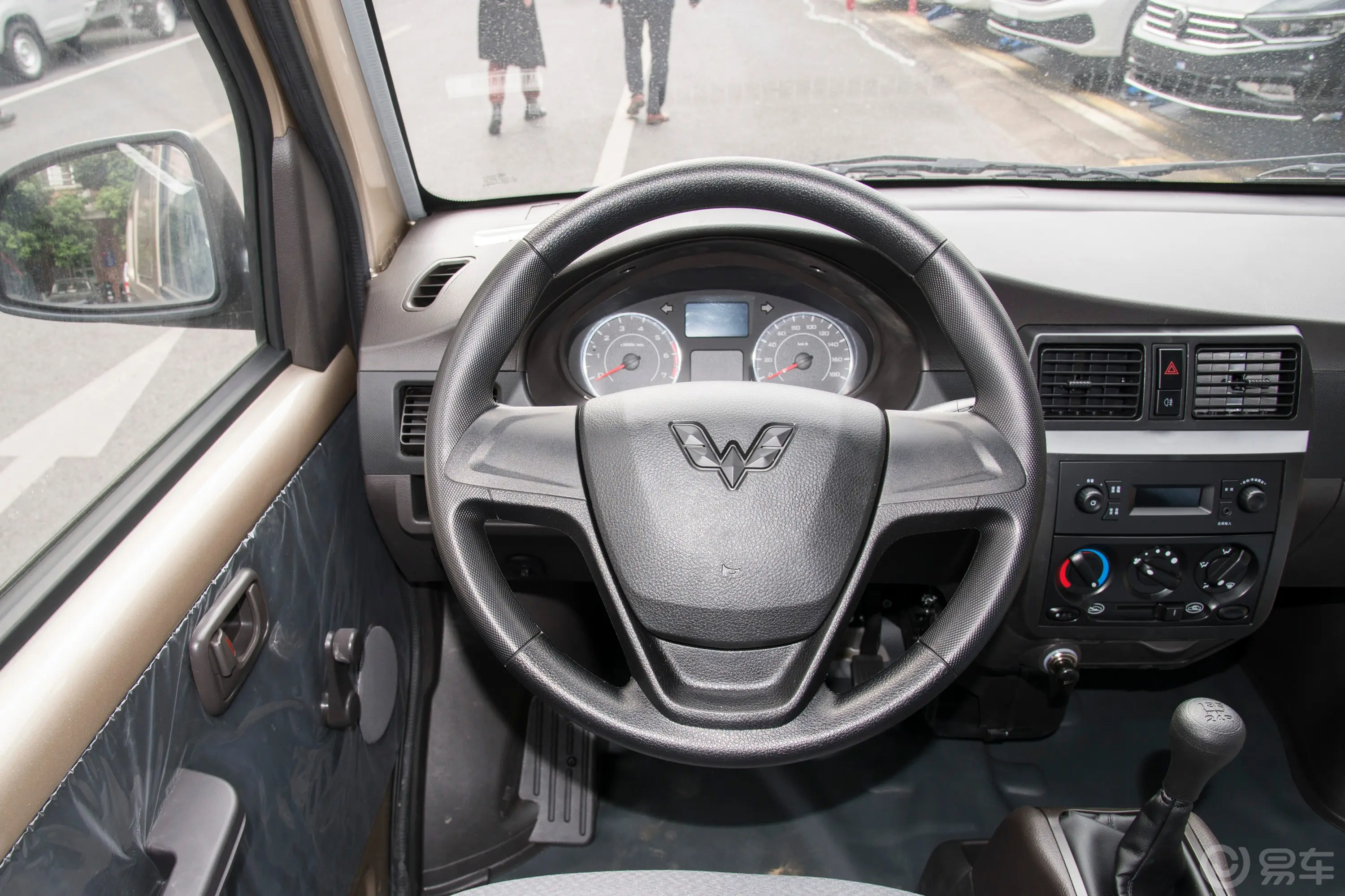 五菱荣光1.5L 手动封窗加长版基本型 2座驾驶位区域