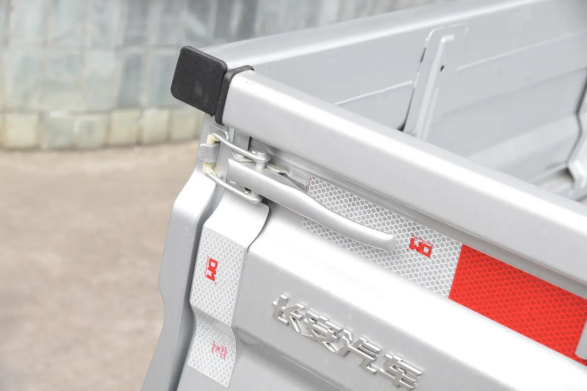 长安星卡1.5L 单排2.8米载货汽车舒适型空调电动尾门按键（手动扶手）