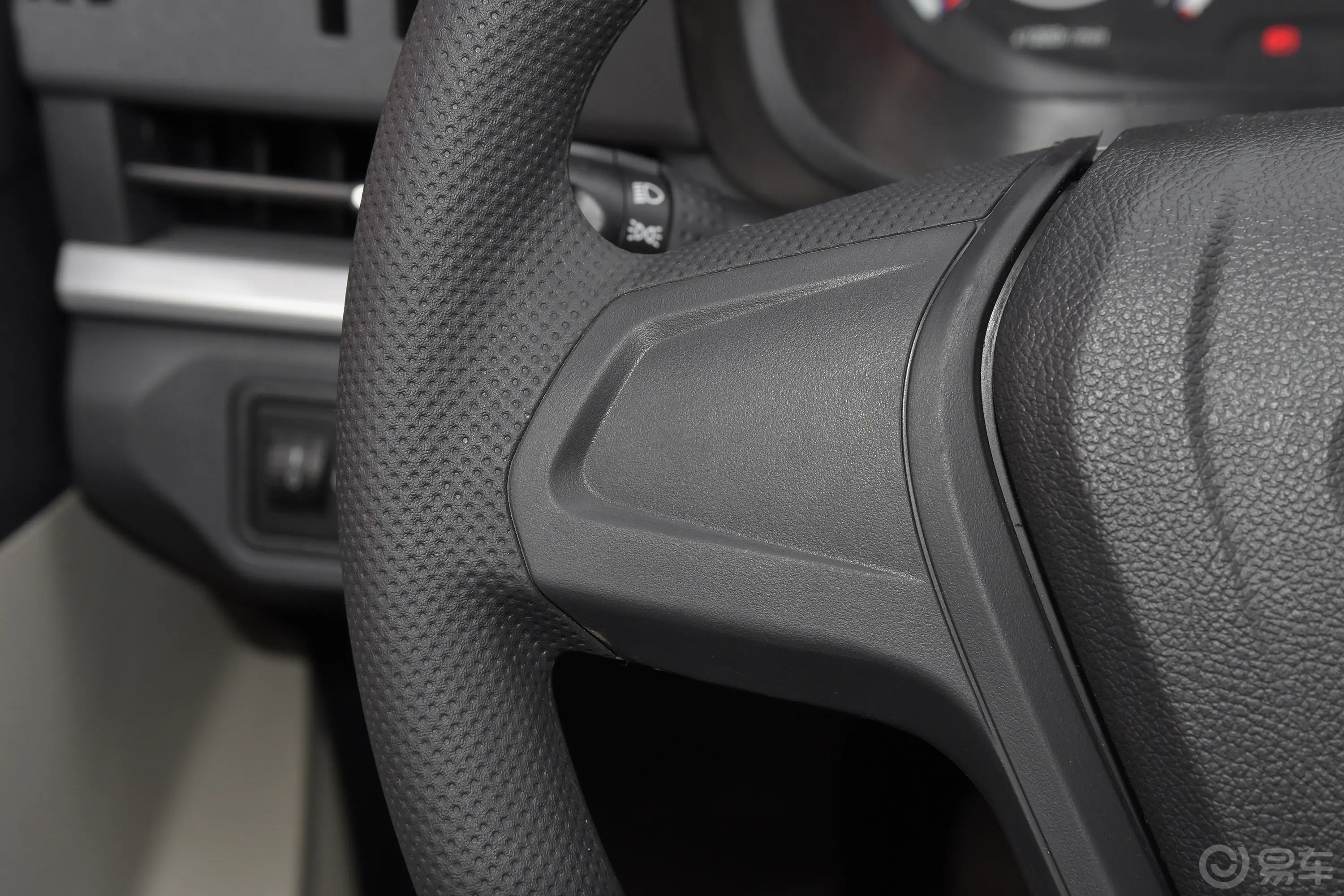 长安星卡1.5L 单排2.8米载货汽车舒适型空调左侧方向盘功能按键