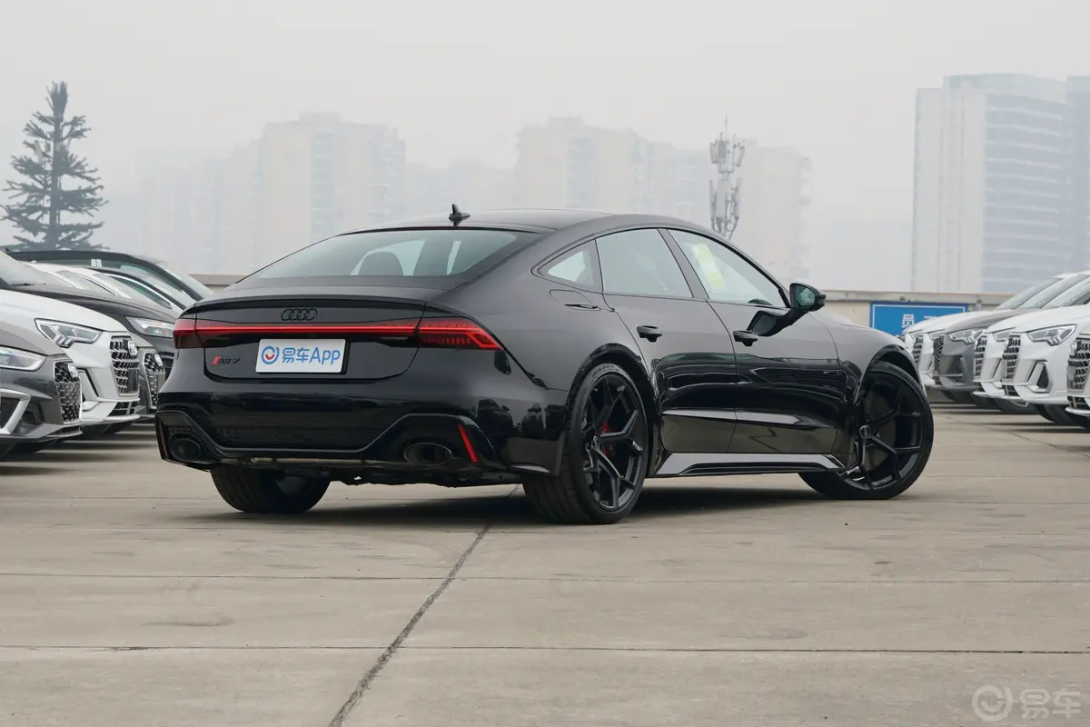 奥迪RS 74.0T Sportback Performance侧后45度车头向右水平