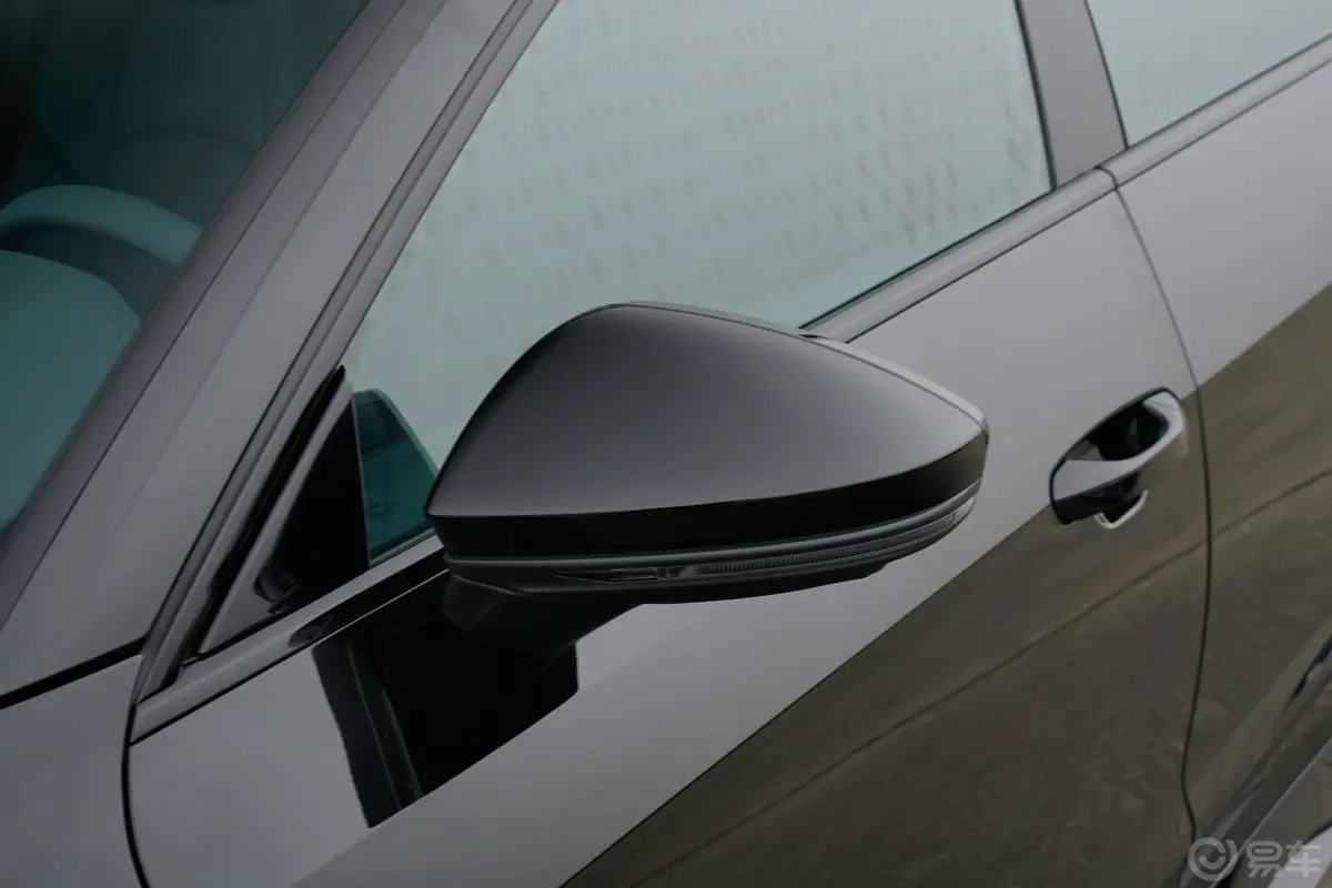 奥迪RS 74.0T Sportback Performance主驾驶后视镜背面