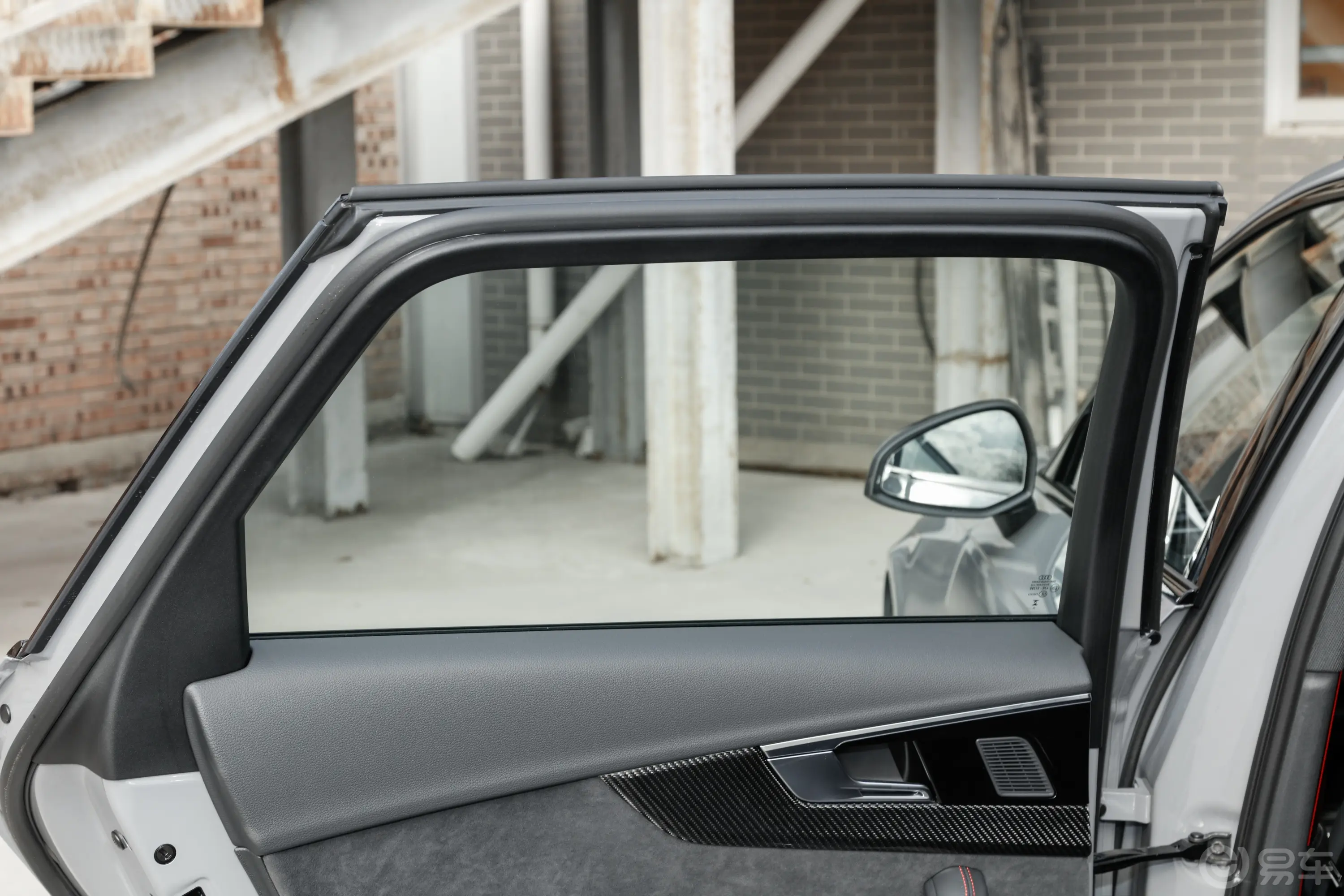 奥迪RS 42.9T Avant 燃擎版后排侧窗遮阳帘