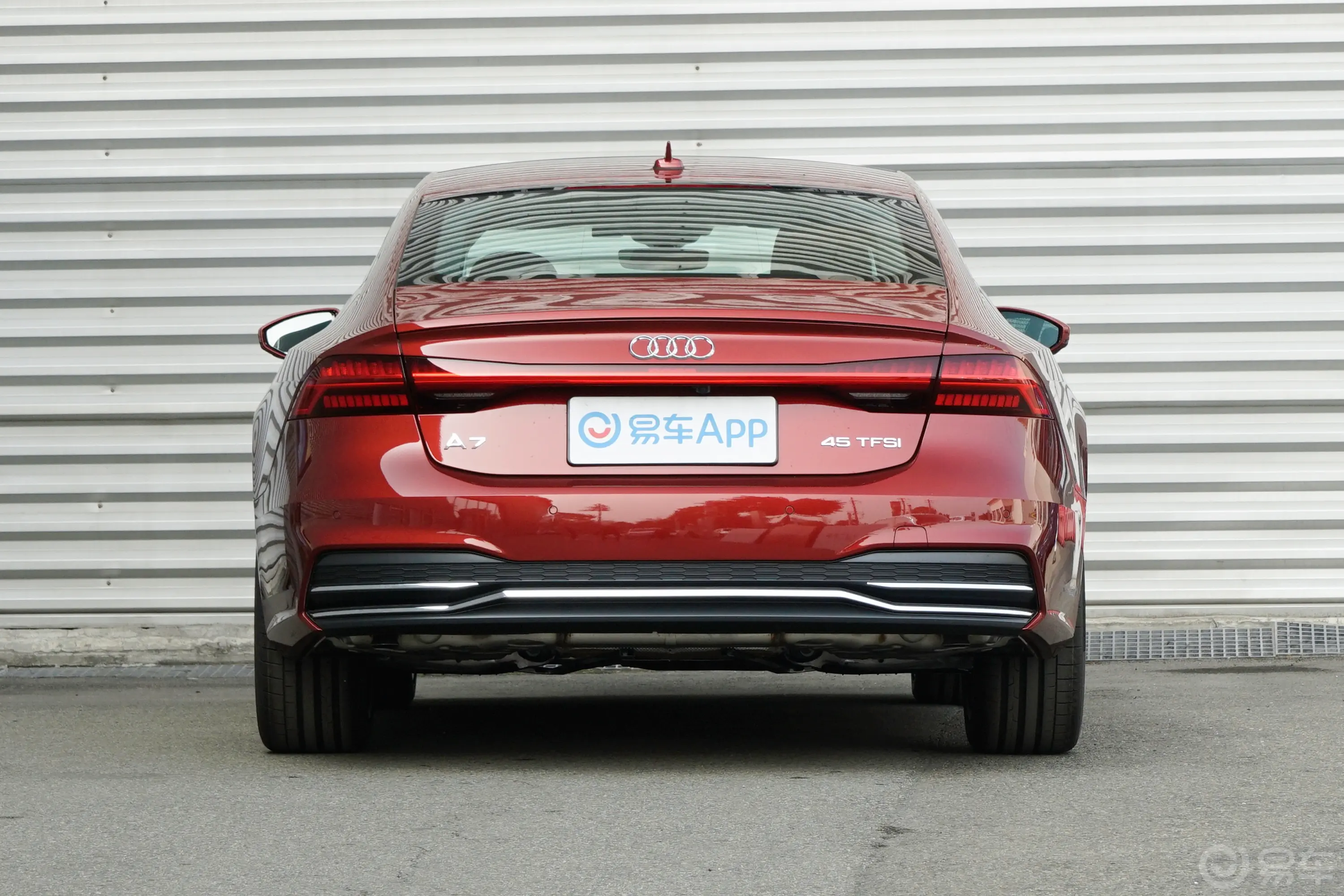 奥迪A745 TFSI 臻选型正后水平