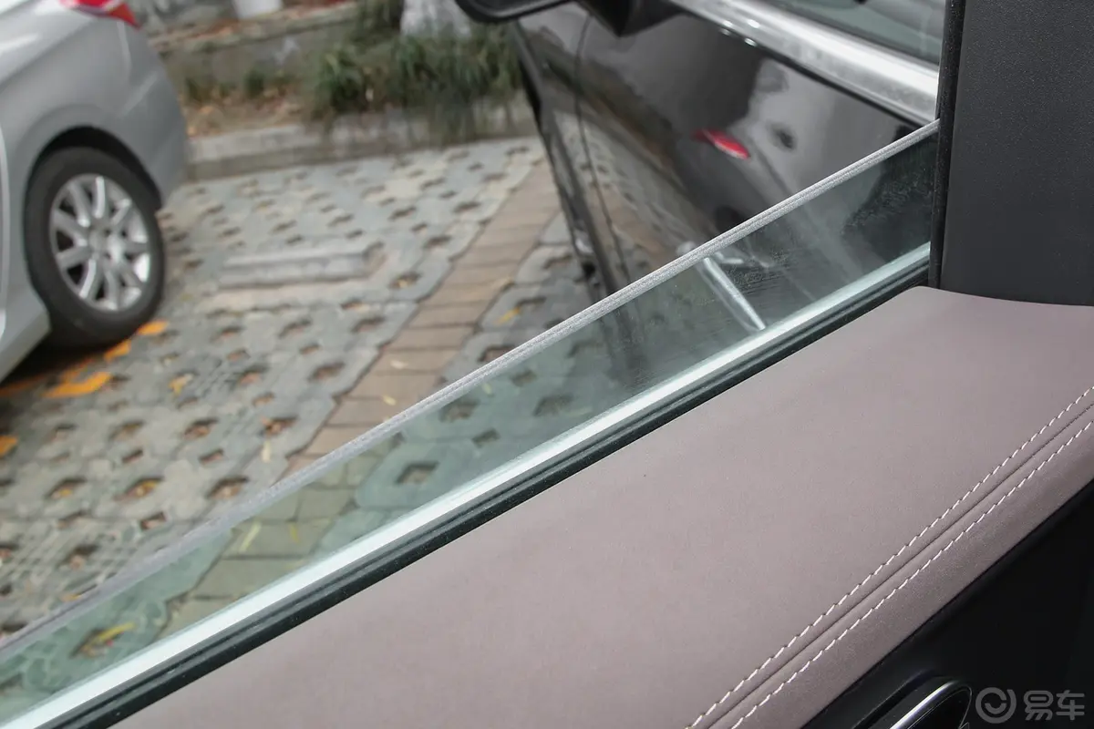 奔驰EQE SUV350 4MATIC 先锋版后排玻璃材质特写