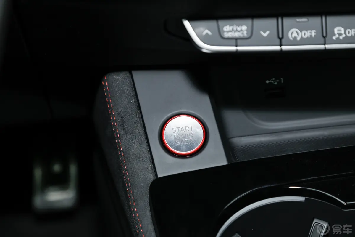 奥迪RS 52.9T Coupe 燃擎版钥匙孔或一键启动按键