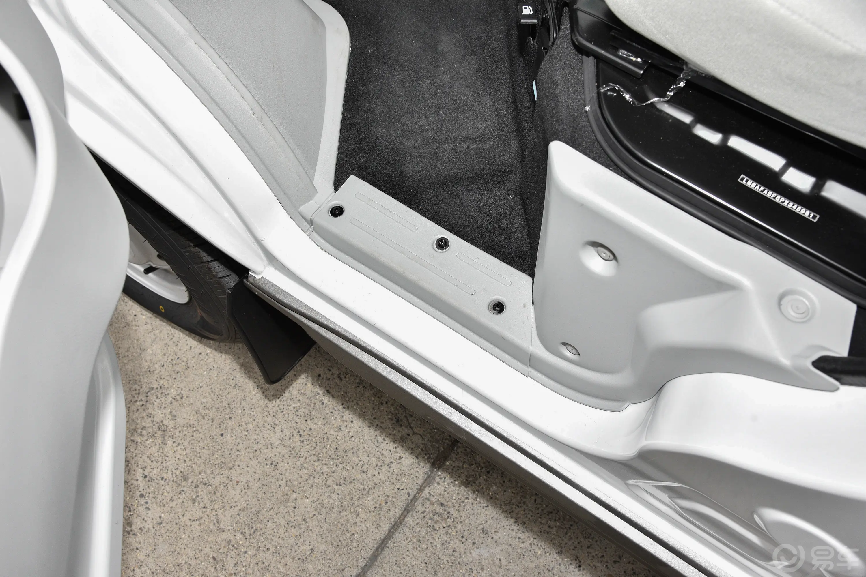 金杯新海狮X30L1.5L 厢式超享无空调版 2/5座前排迎宾踏板