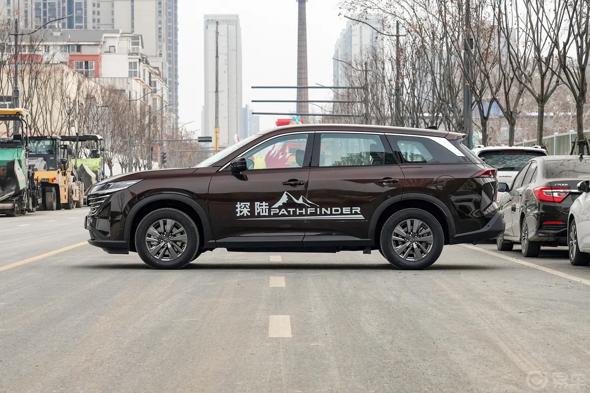 PATHFINDER 探陆2.0T 两驱智享版 7座正侧车头向左水平