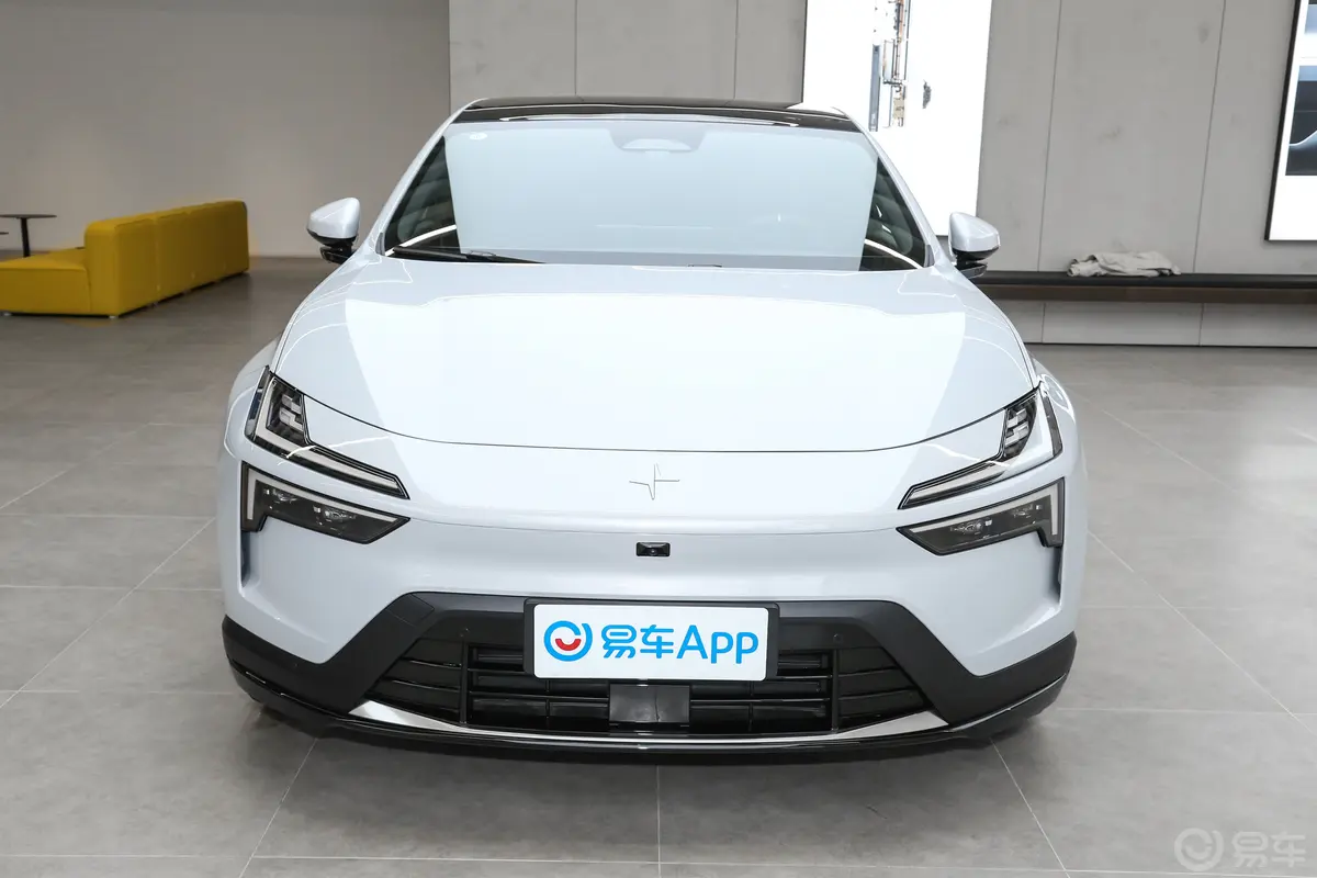 Polestar 4668km 后驱标准续航正前水平