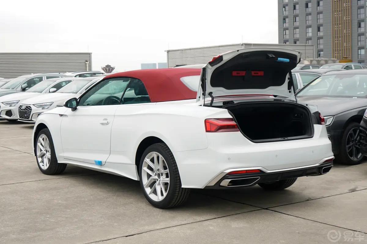 奥迪A5Cabriolet 40 TFSI 时尚动感型后备厢空间特写