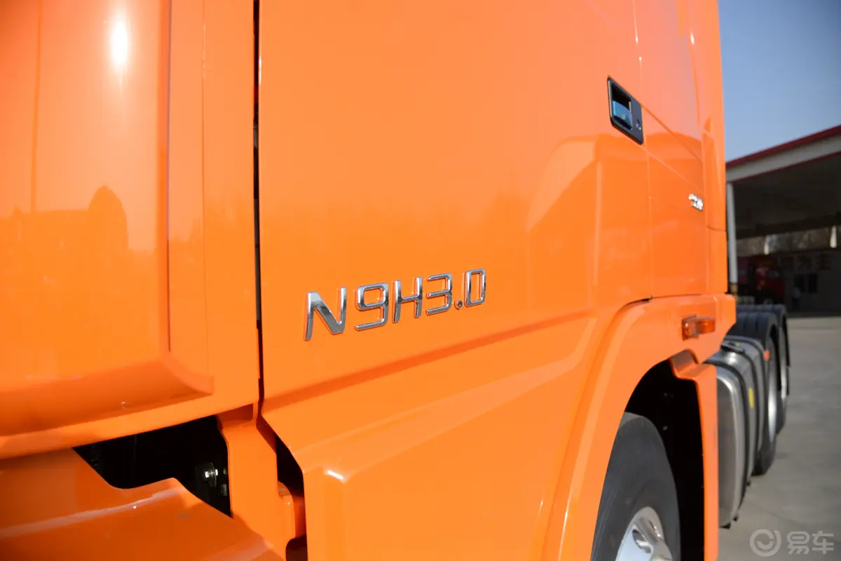 大运N9H潍柴12.54L 550马力 6.835米 牵引 6X4 柴油 国Ⅵ（CGC4250D6FCCH）侧后45度车头向左水平