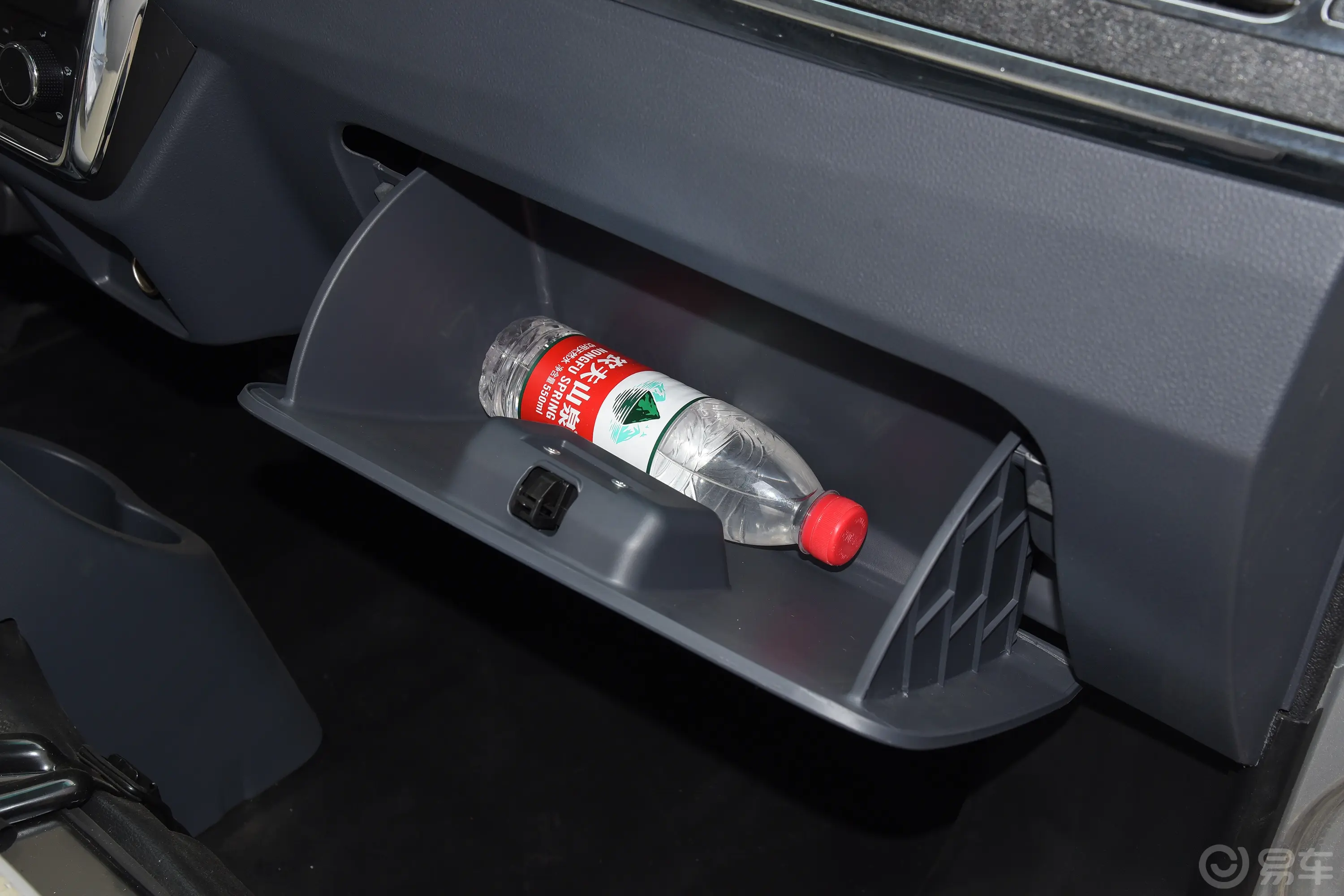 鑫源T50 EV280km 创业型地库版 厢货手套箱空间水瓶横置