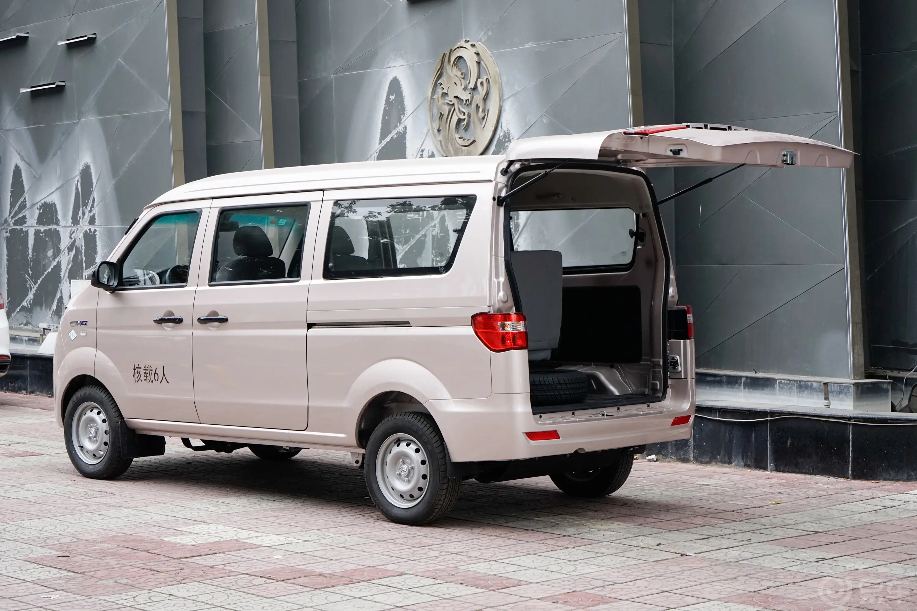 鑫源小海狮X301.5L 客车标准型 6座 CNG后备厢开启45度侧拍
