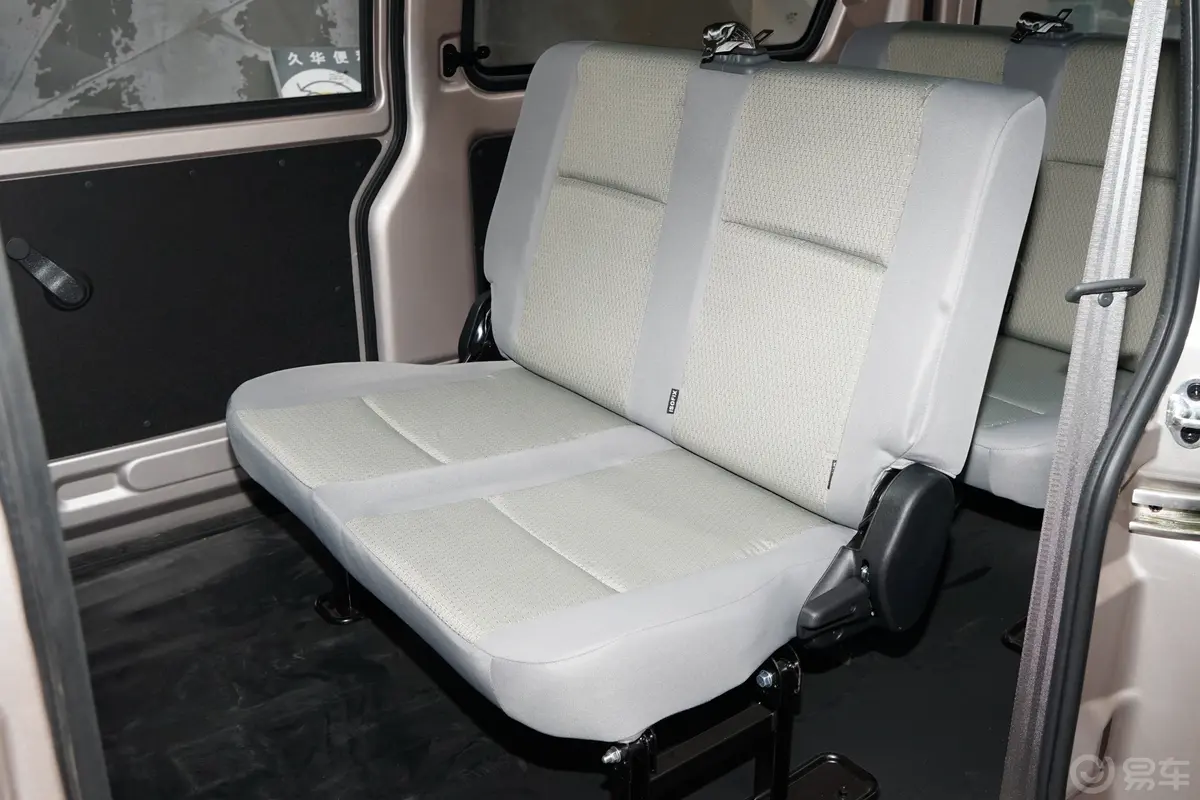 鑫源小海狮X301.5L 客车标准型 6座 CNG后排座椅