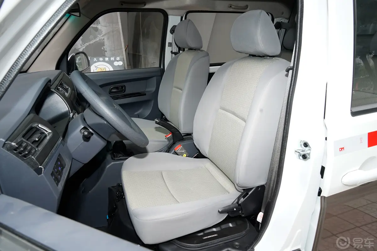 鑫源小海狮X301.5L 厢货标准型 5座 CNG驾驶员座椅