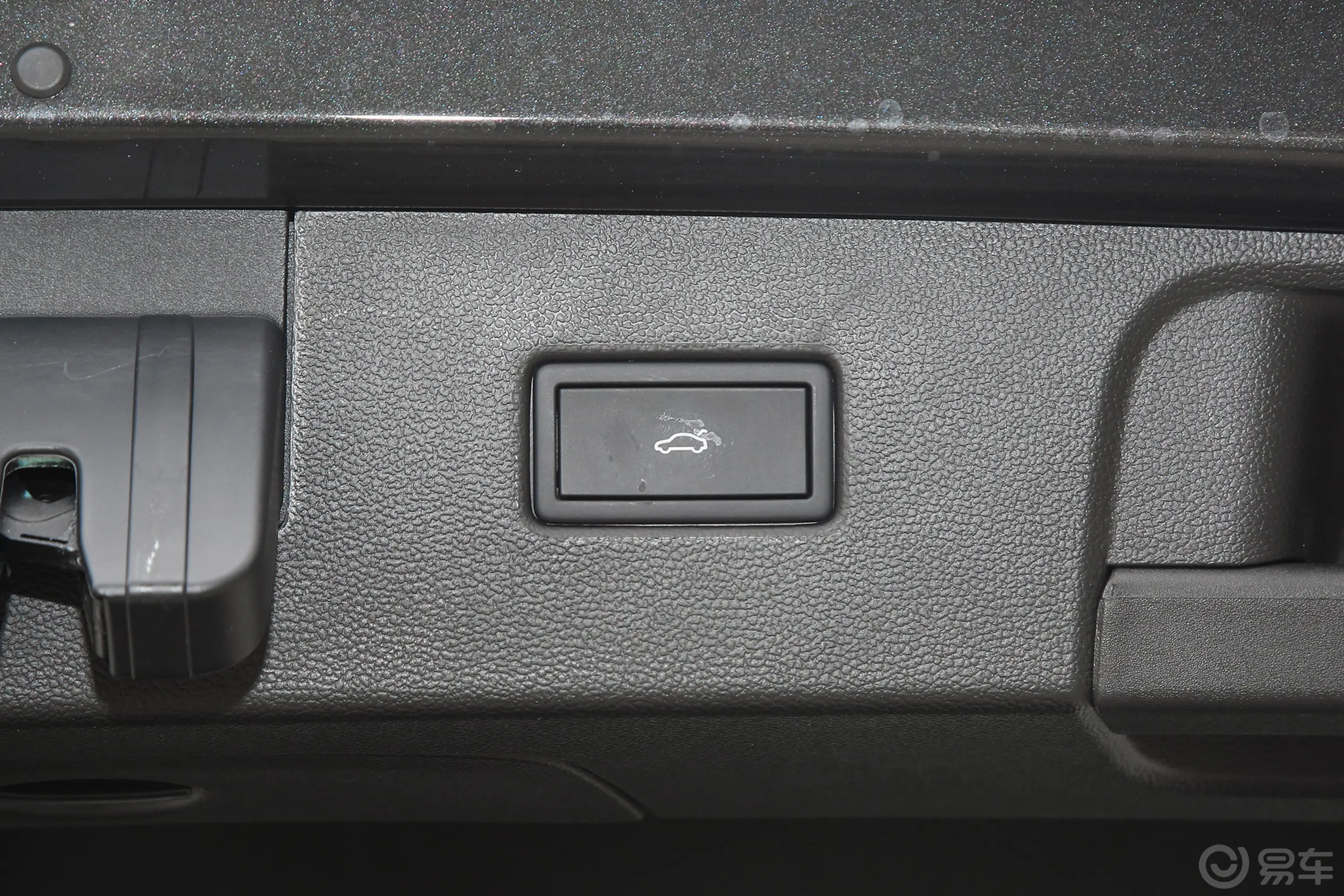 探岳改款 330TSI 两驱豪华Plus进阶版电动尾门按键（手动扶手）