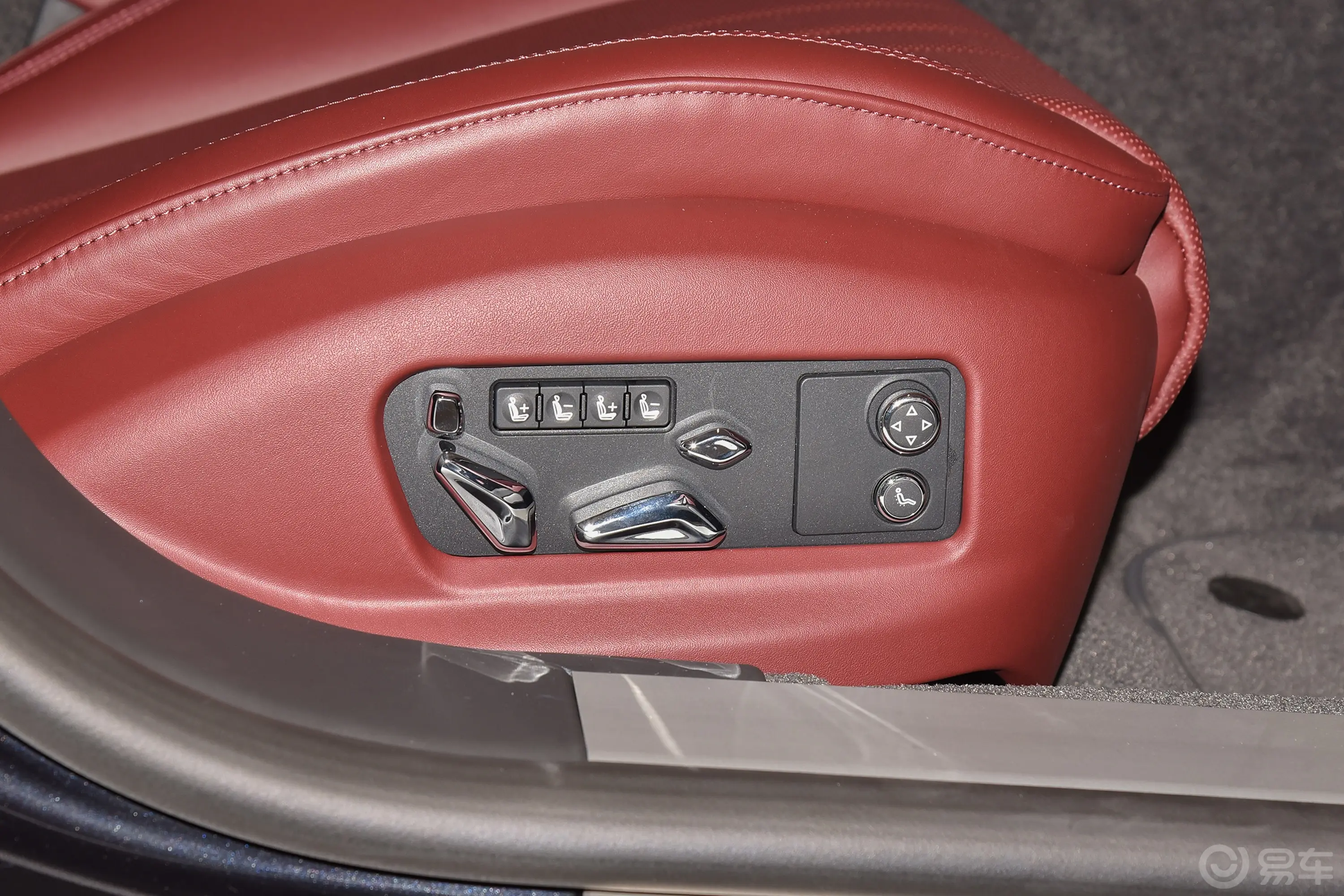 飞驰4.0T V8 标准版副驾座椅调节