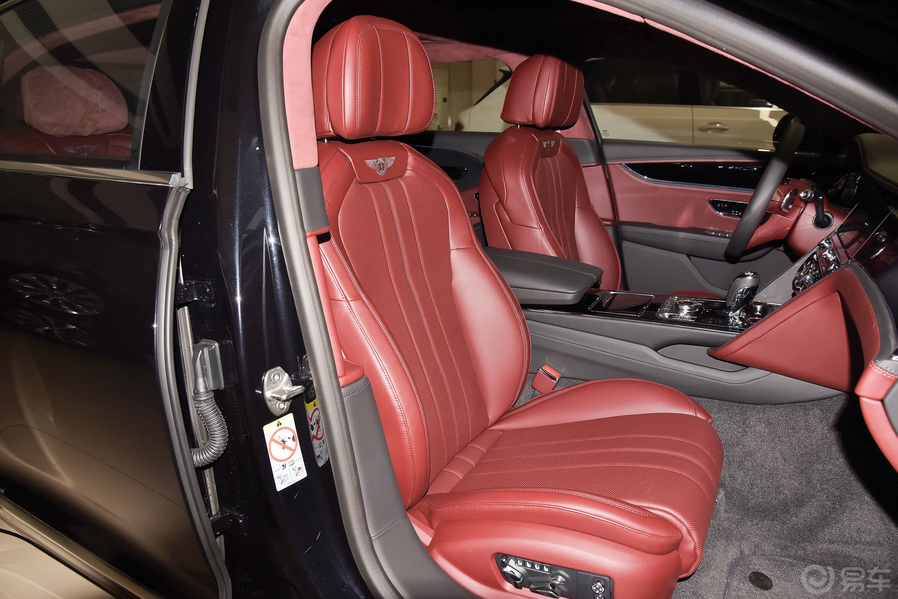 飞驰4.0T V8 标准版副驾驶座椅