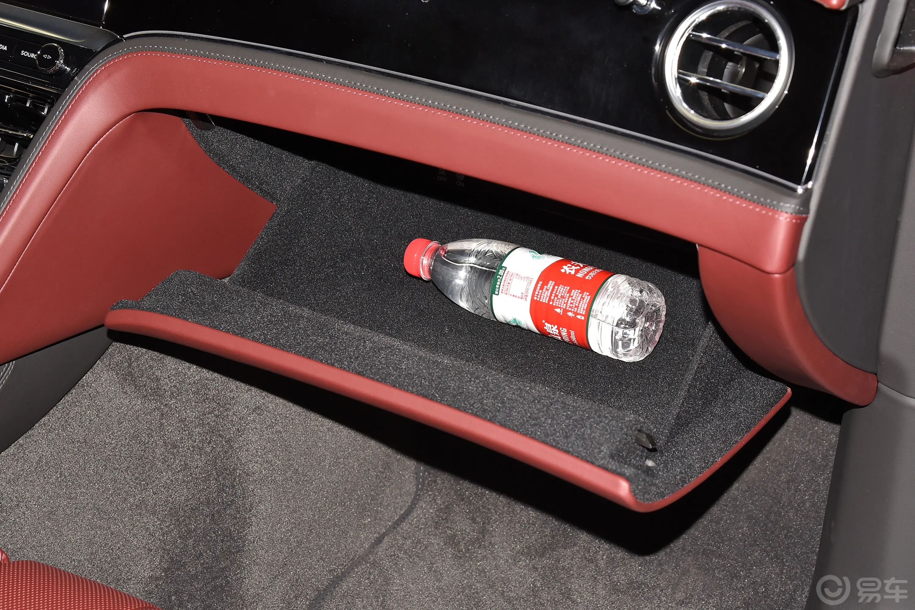 飞驰4.0T V8 标准版手套箱空间水瓶横置