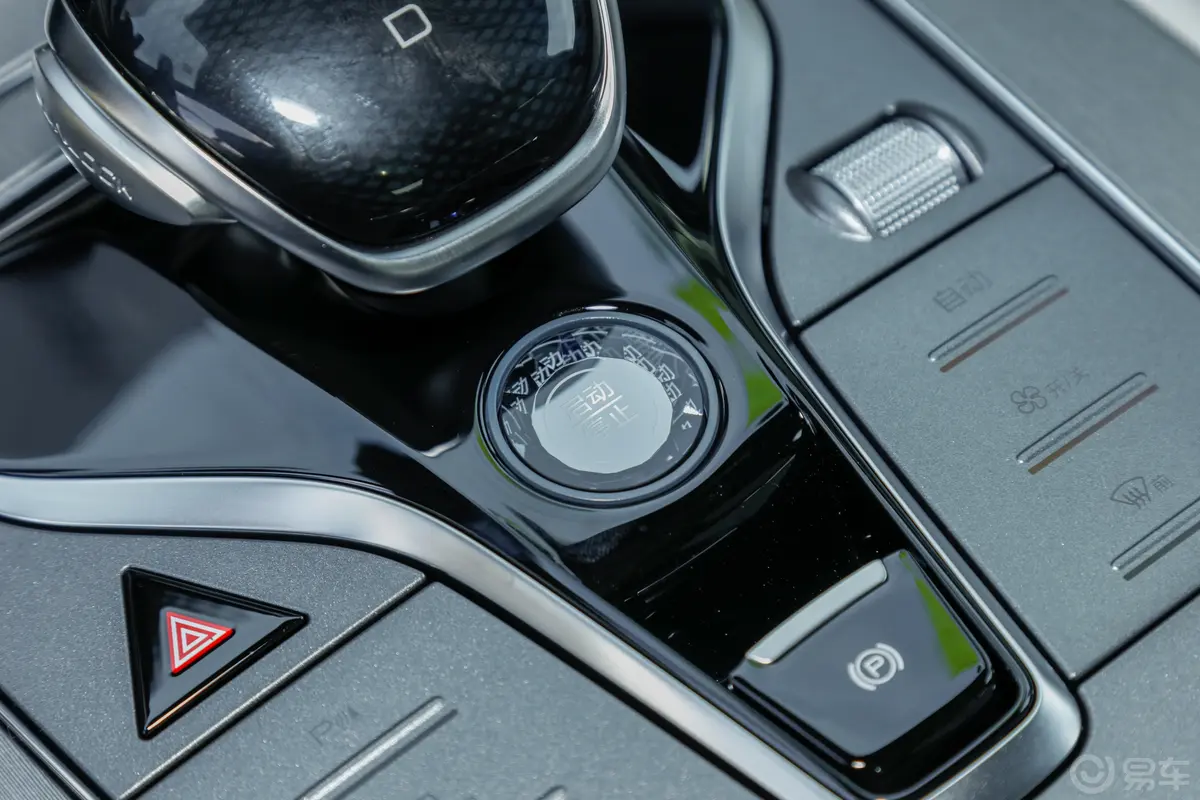 唐新能源EV 冠军版 730km 前驱尊享型 6座钥匙孔或一键启动按键