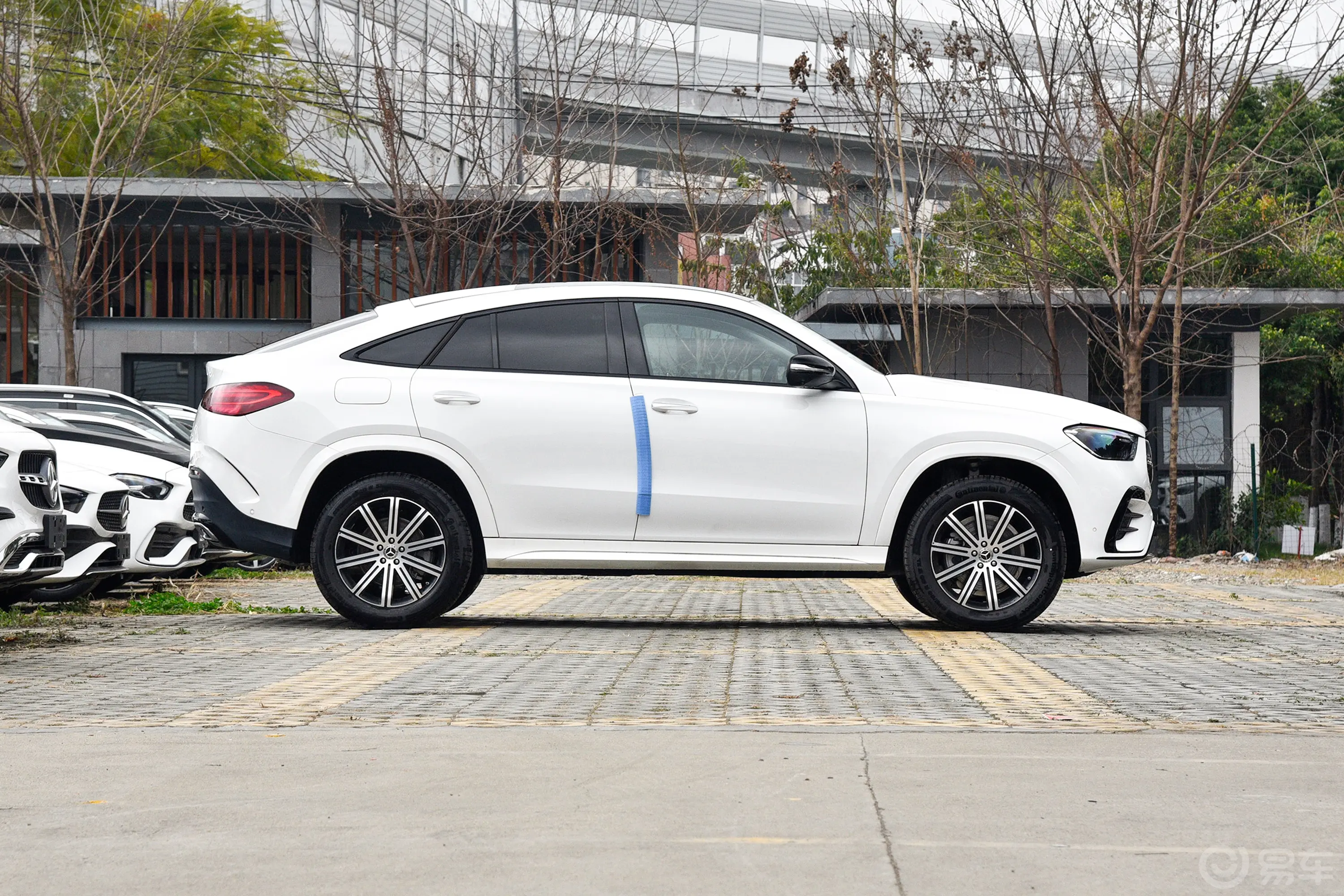 奔驰GLE轿跑GLE 350 4MATIC 轿跑SUV 豪华型正侧车头向右水平