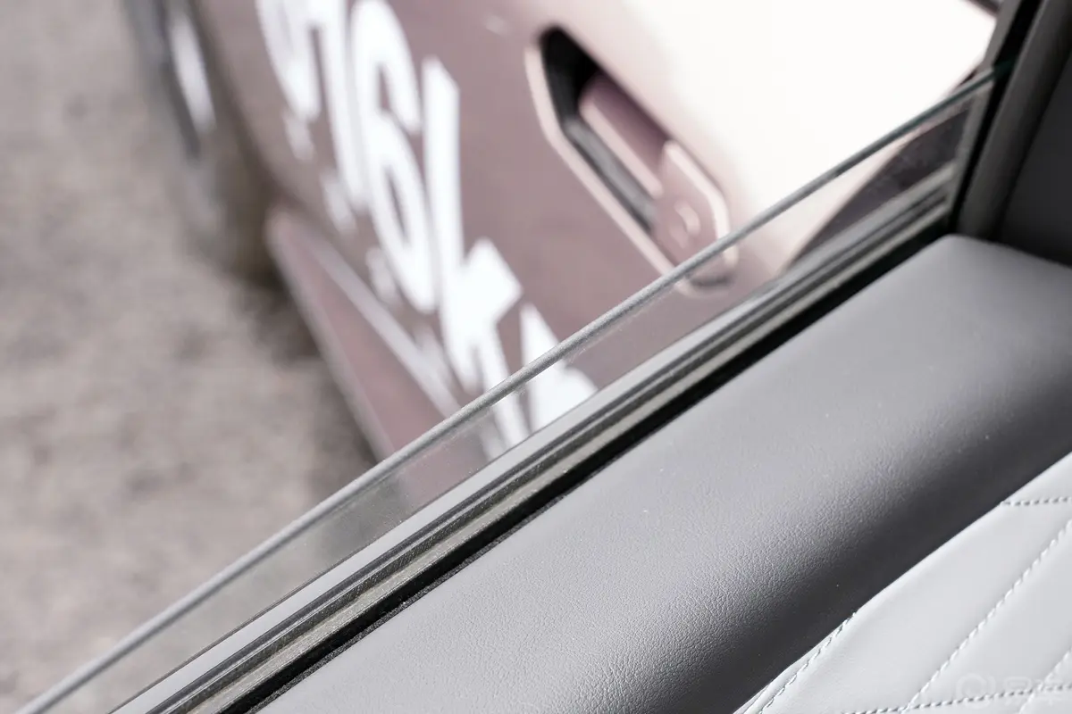 一汽丰田bZ3616km 长续航Premium后排玻璃材质特写
