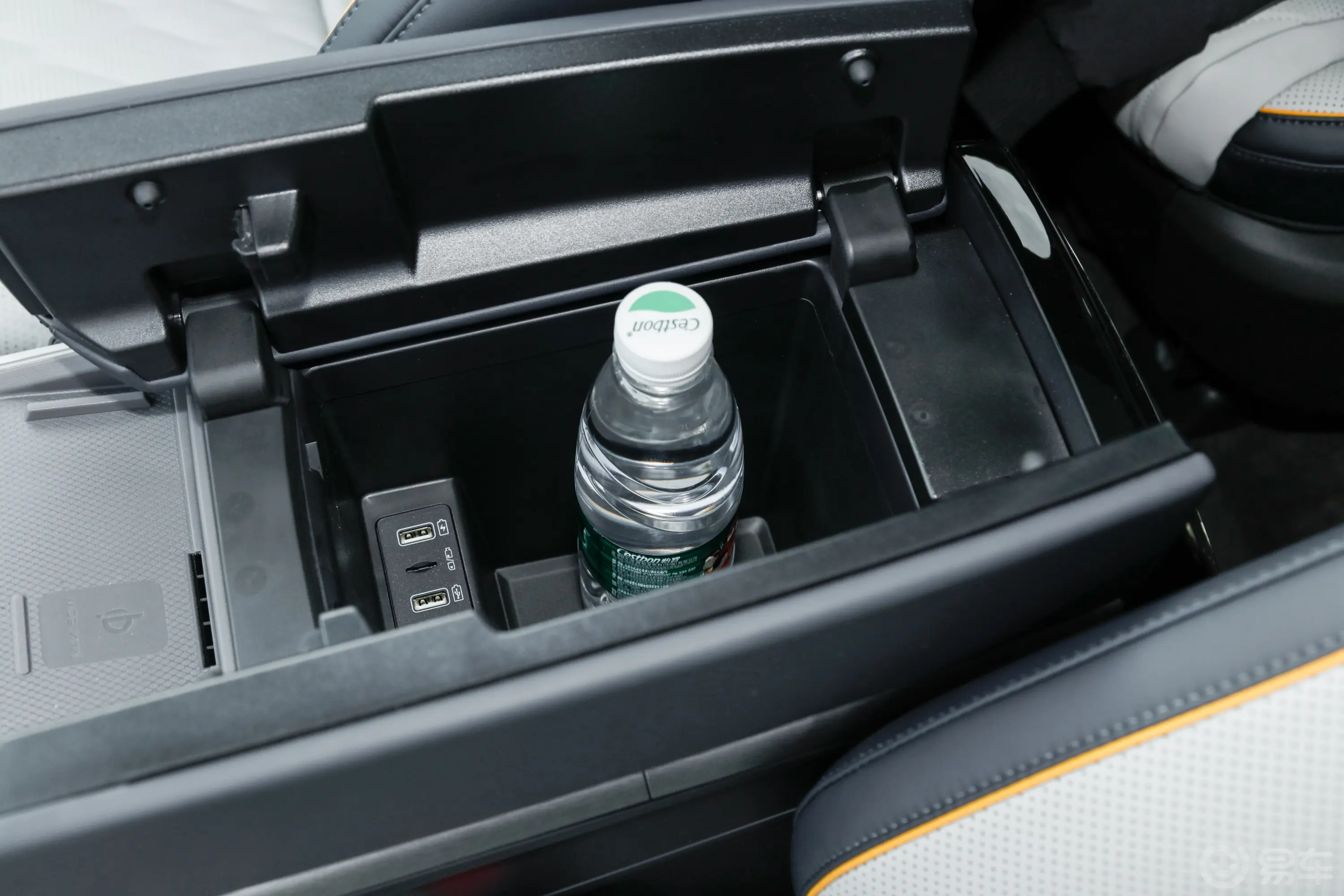 唐新能源EV 冠军版 730km 前驱尊享型 6座前排扶手箱储物格