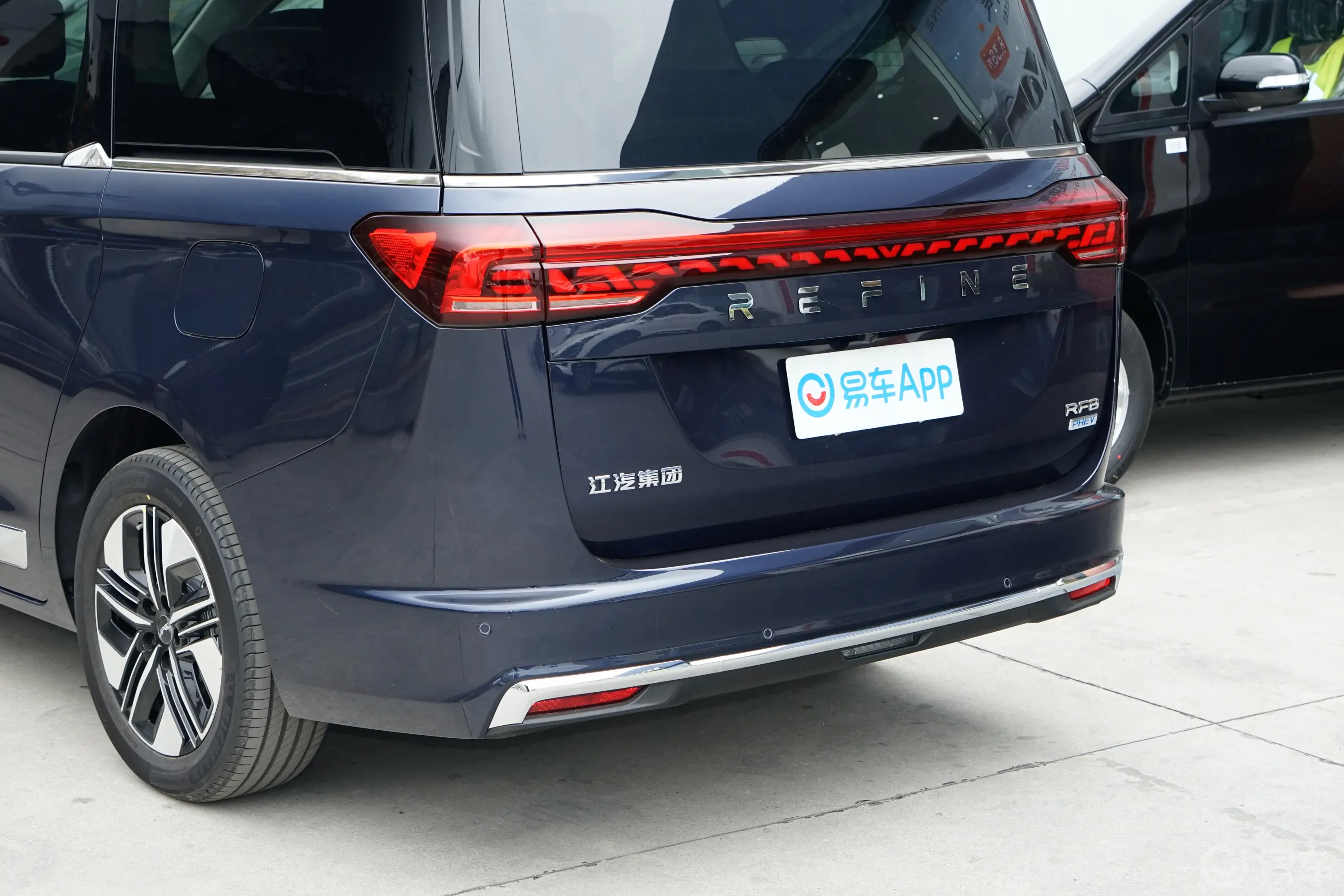 瑞风RF8 PHEV智聆版 1.5T 150km 旗舰型车尾特写