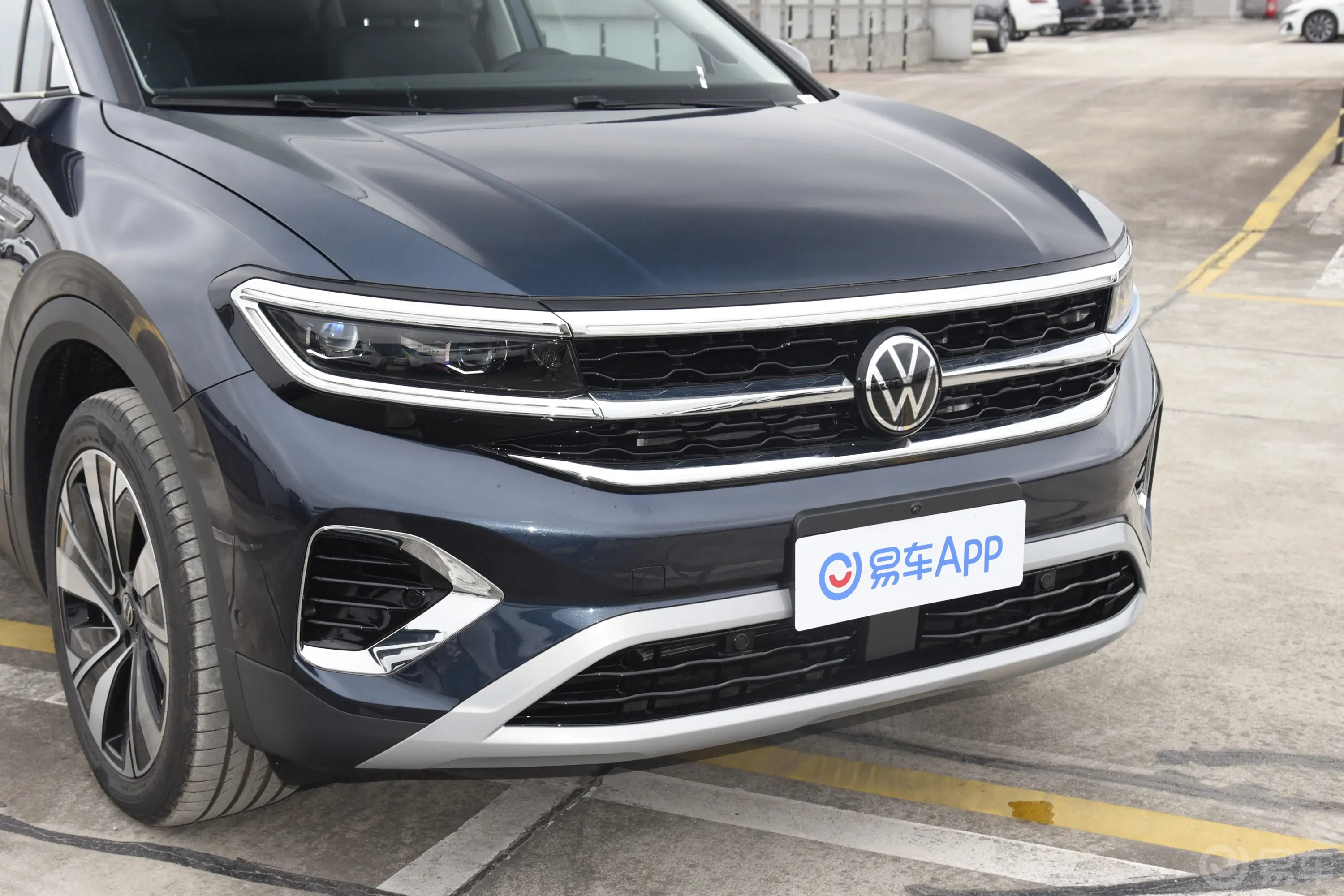 揽境380TSI 四驱旗舰胜境版 7座前格栅侧俯拍