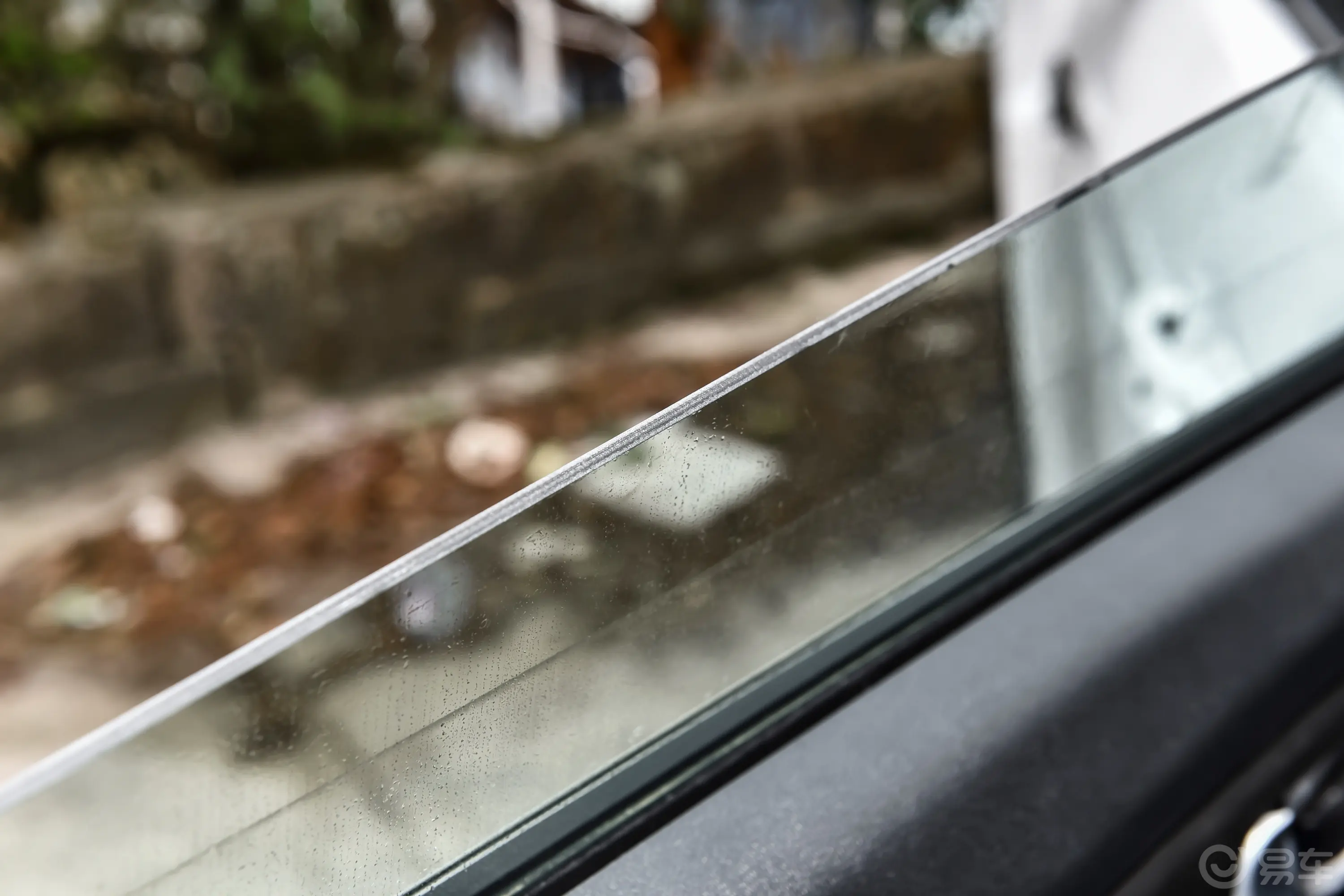 长安CS75畅享版 1.5T 自动豪华型后排玻璃材质特写