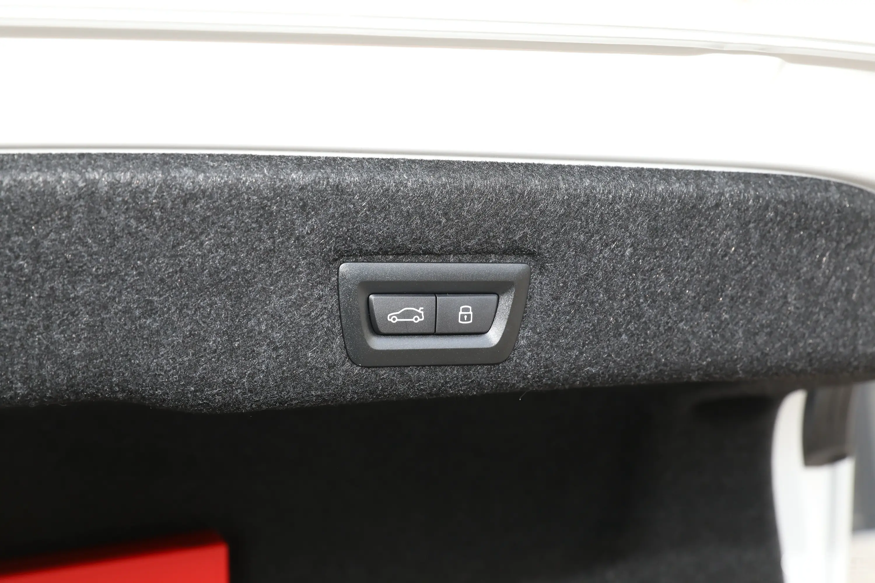 宝马5系530Li 领先型 豪华套装电动尾门按键（手动扶手）