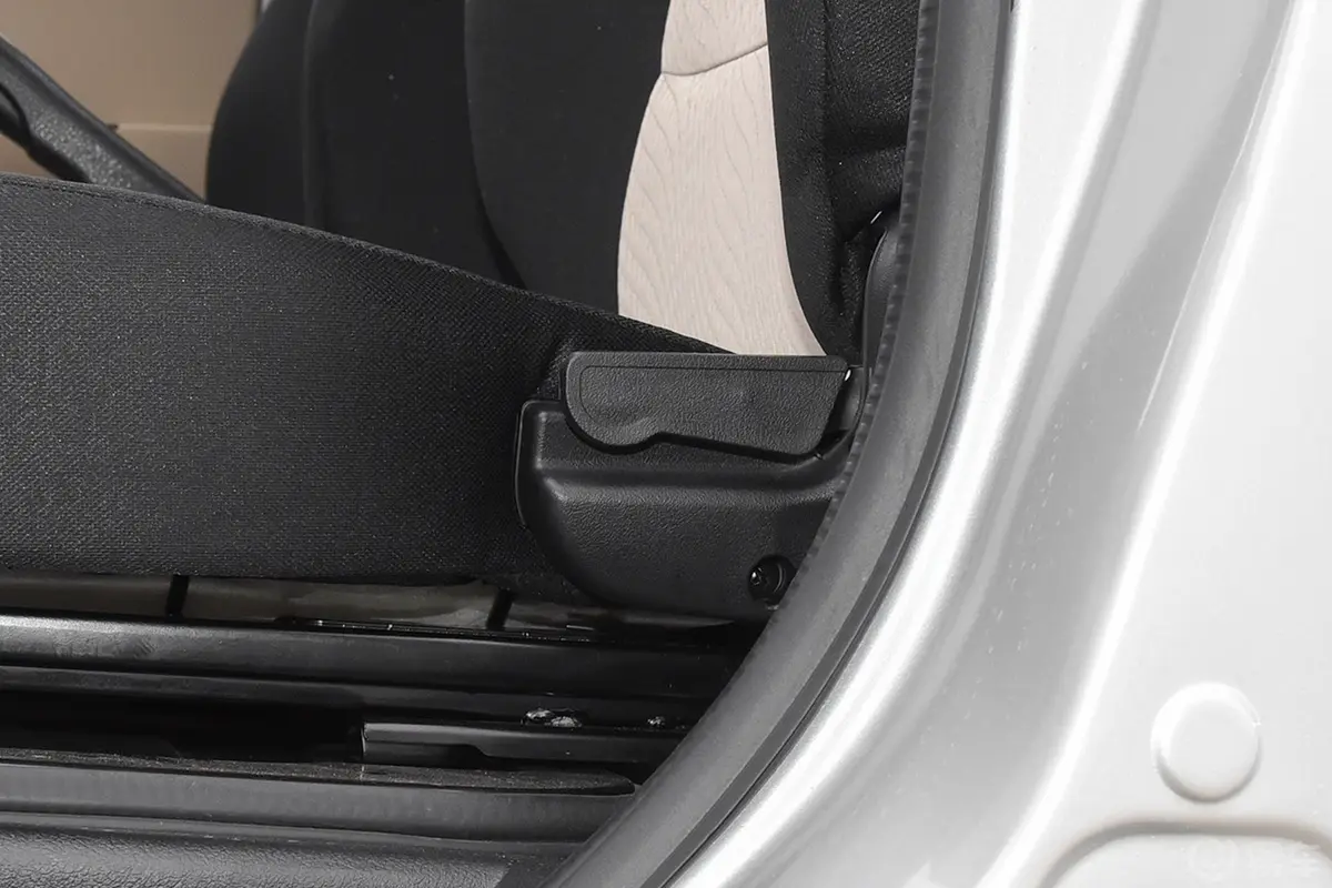 新豹T3东安1.6L 3.05米栏板单排单后轮舒适版主驾座椅调节