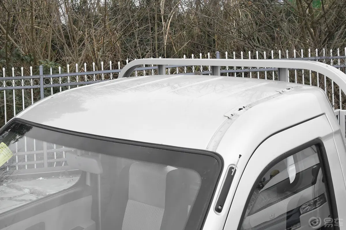 新豹T3东安1.6L 3.05米栏板单排单后轮舒适版天窗