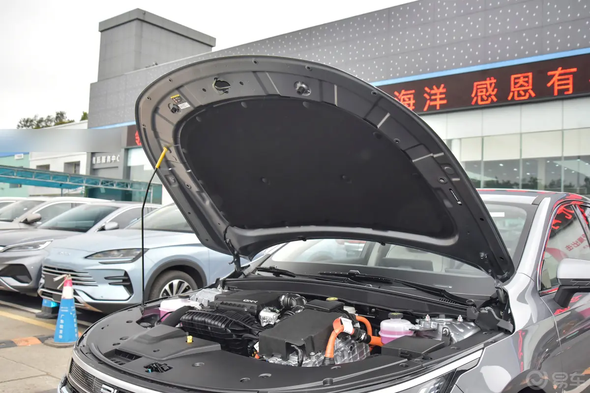 驱逐舰05DM-i 荣耀版 1.5L 55km 豪华型发动机舱盖内侧