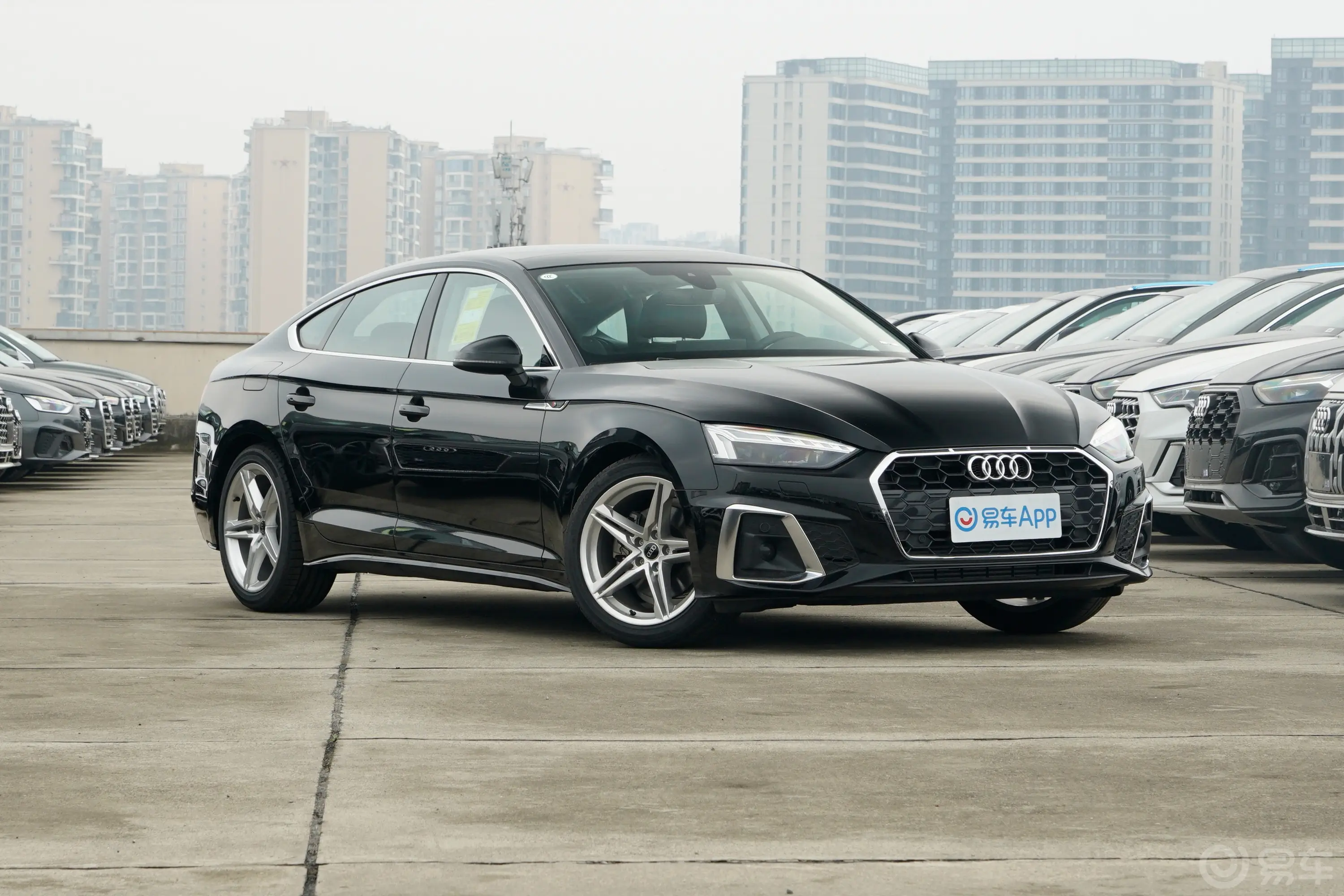 奥迪A5Sportback 40 TFSI 时尚动感型侧前45度车头向右水平