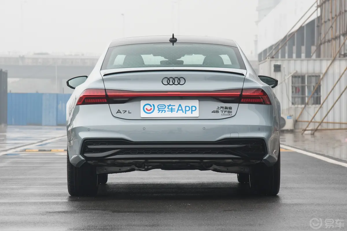 奥迪A7L45 TFSI quattro RS套件竞速版正后水平