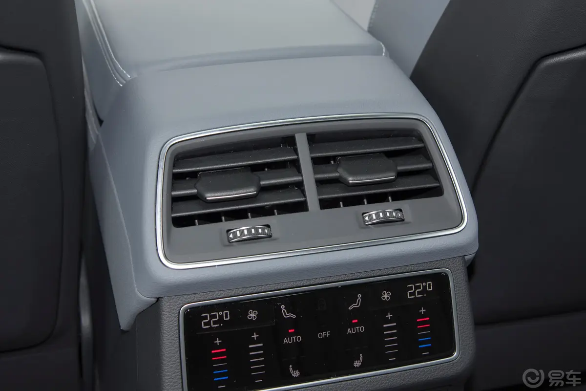 奥迪A7L45 TFSI quattro RS套件竞速版后排功能