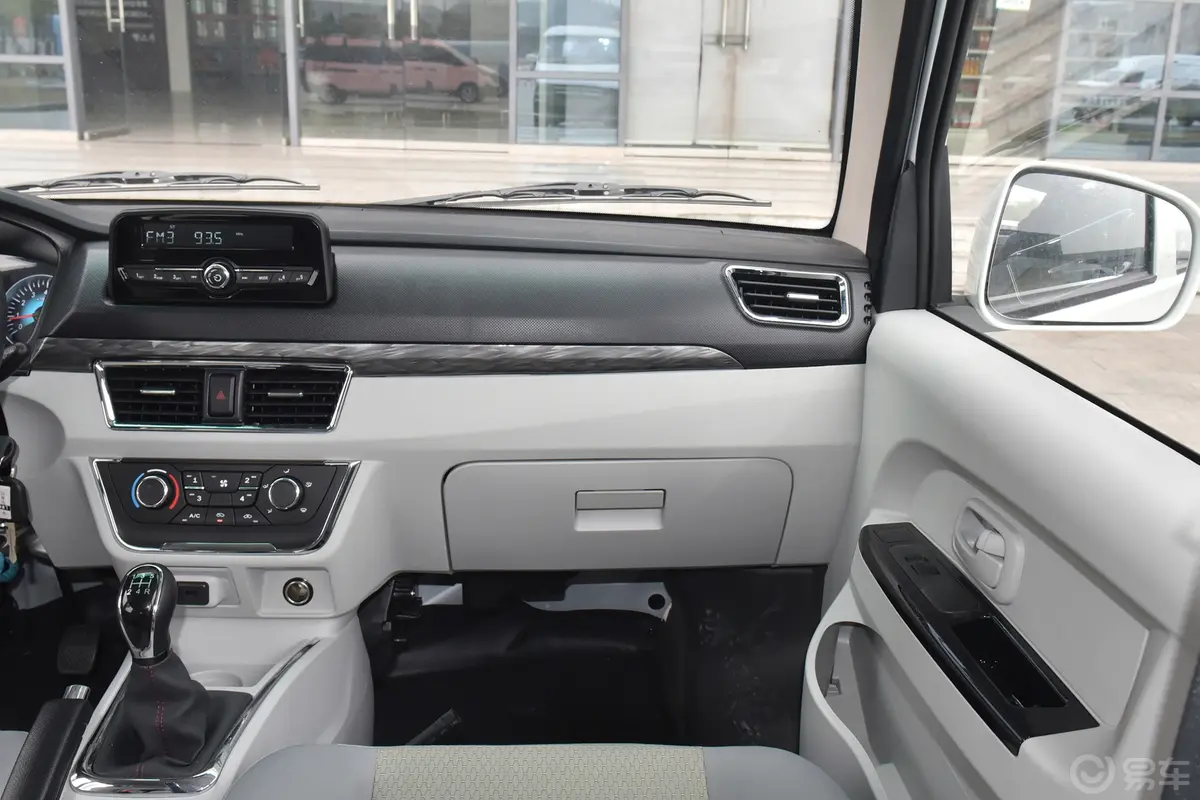 金杯小海狮X301.5L 客车财富型空调版 6座副驾驶位区域
