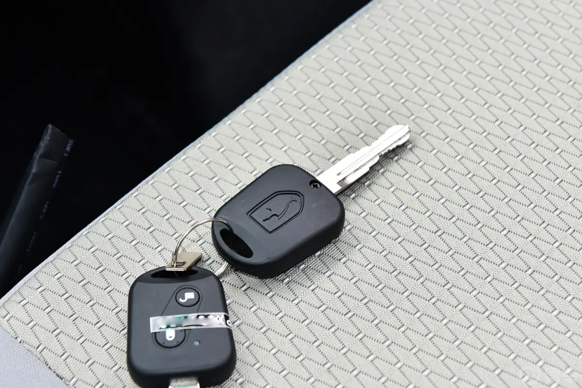 金杯小海狮X301.5L 客车财富型空调版 6座钥匙孔或一键启动按键