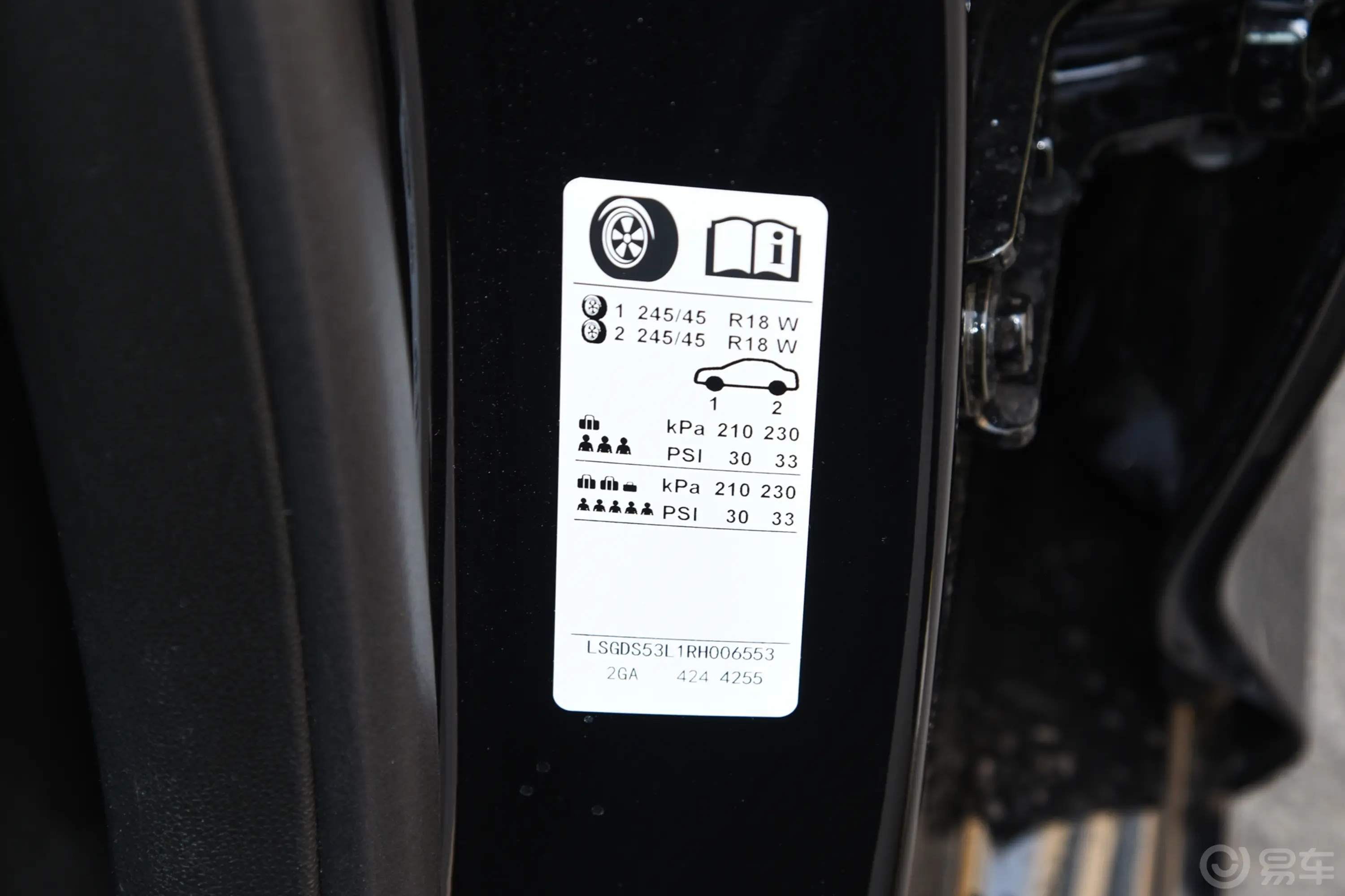 凯迪拉克CT528T 豪华型胎压信息铭牌