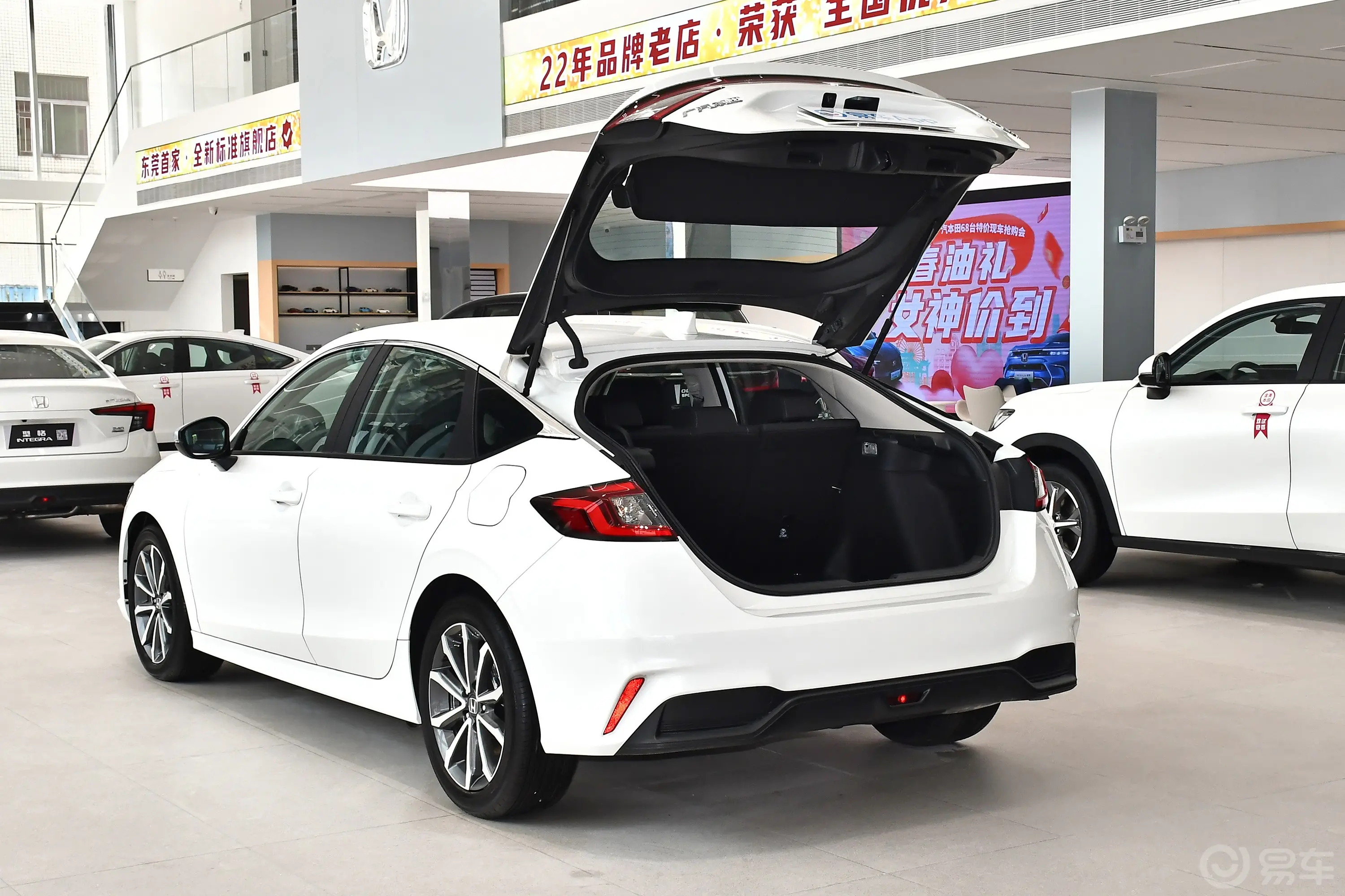 型格HATCHBACK e:HEV 2.0L 锐·领潮版后备厢开启45度侧拍