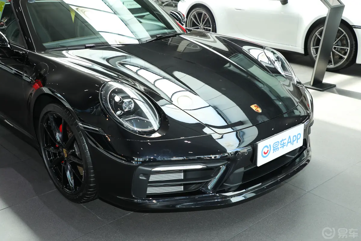 保时捷911Carrera S Cabriolet 3.0T前格栅侧俯拍