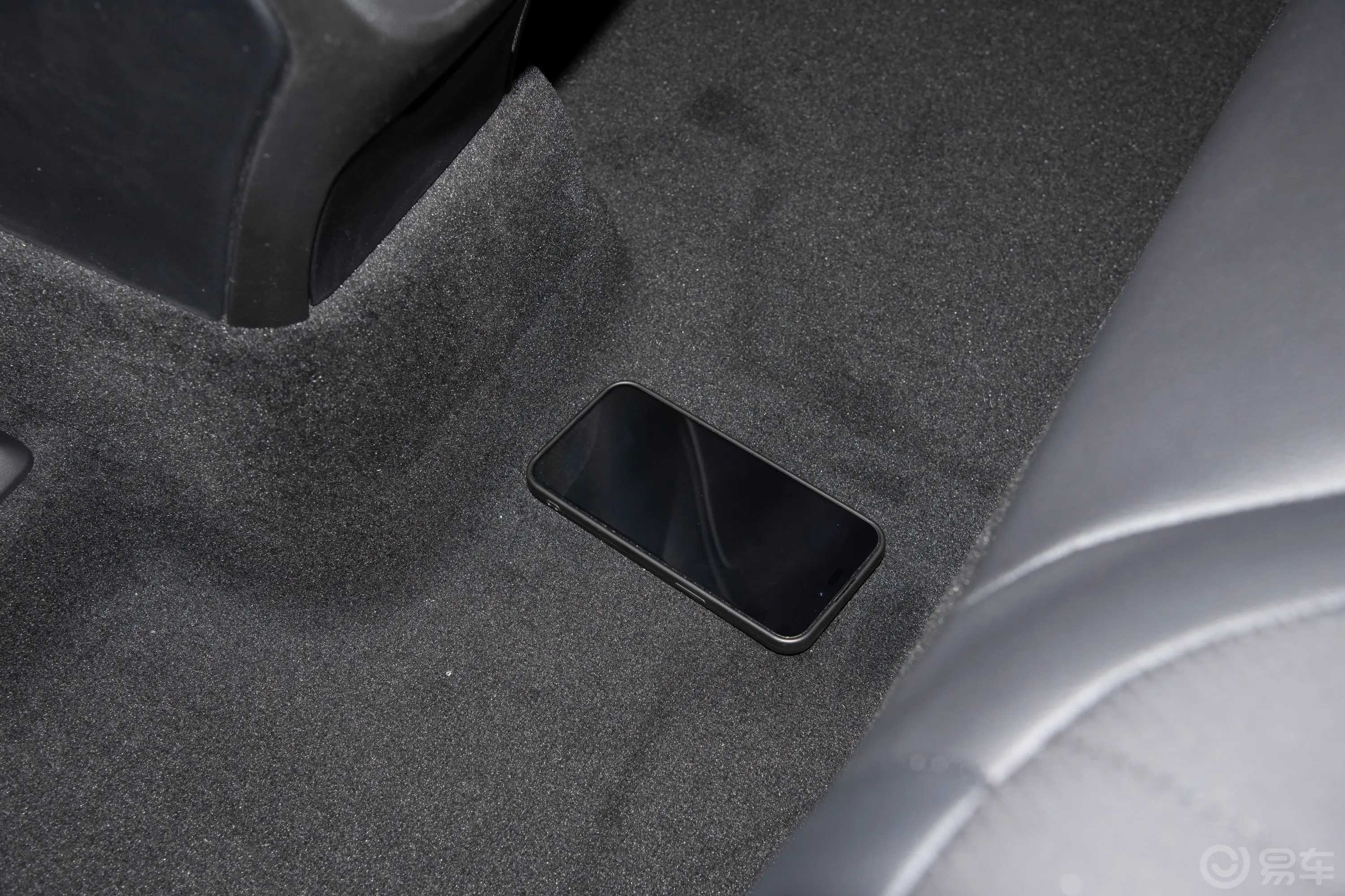 奔驰EQE SUV350 4MATIC 豪华版后排地板中间位置