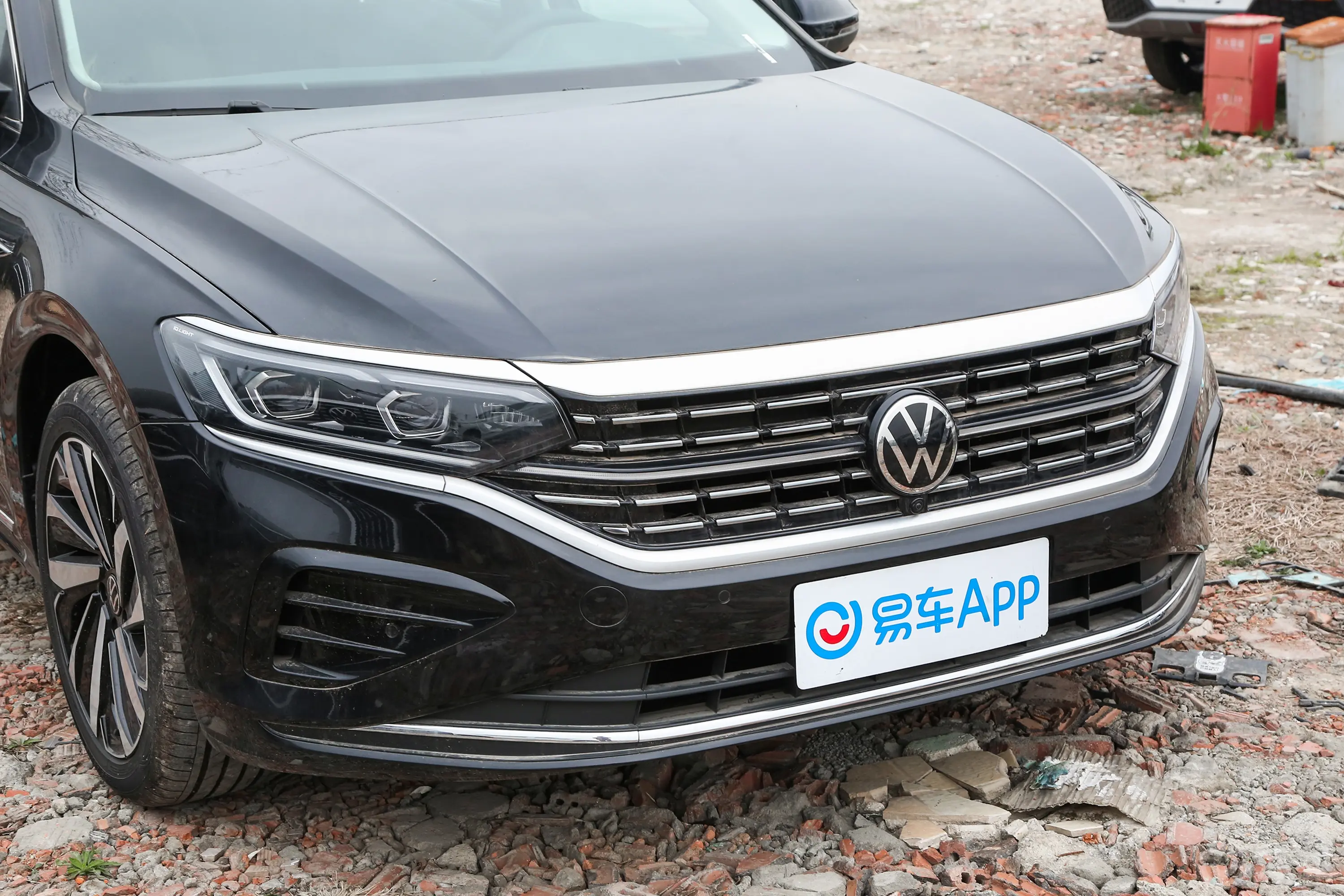 帕萨特出众款 380TSI 龙耀版前格栅侧俯拍